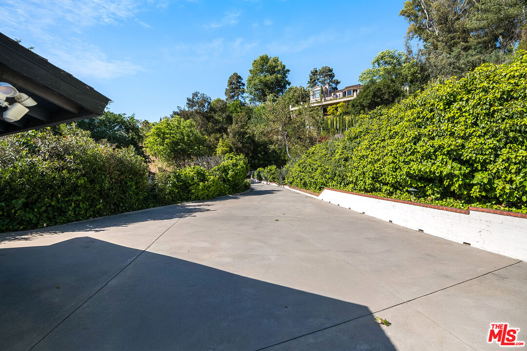 Los Angeles, California, 90049, United States, 2 Bedrooms Bedrooms, ,3 BathroomsBathrooms,Residential,For Sale,1819125