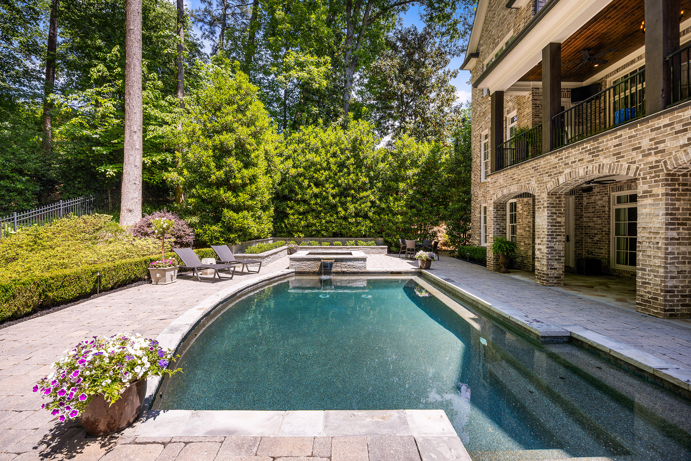  Buckhead Estate Pairs Architectural Presence with Richly Layered Interiors - 物件實景