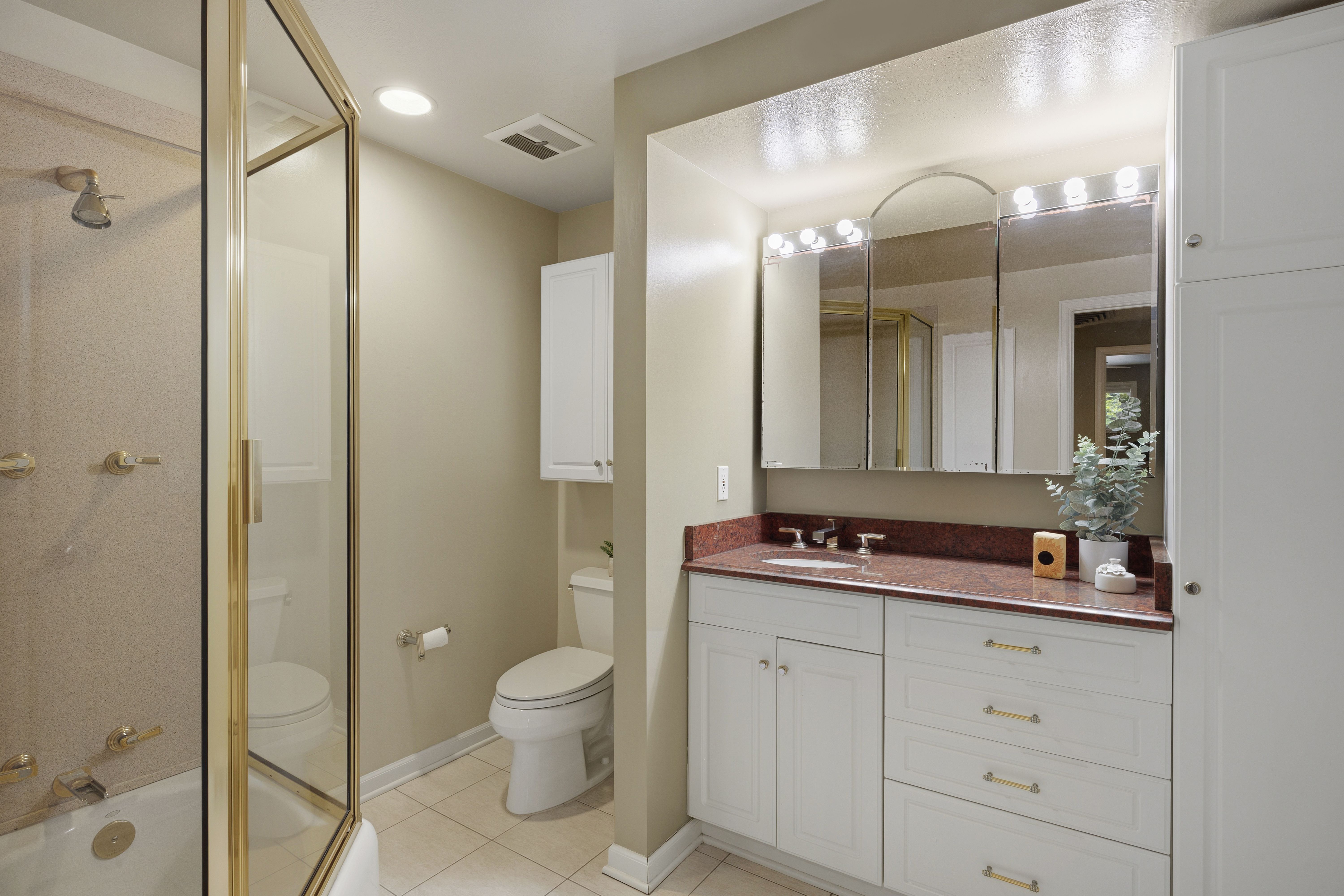  Beautifully Updated Home On Cul-De-Sac In Desirable Heritage Place Neighborhood - 物件實景