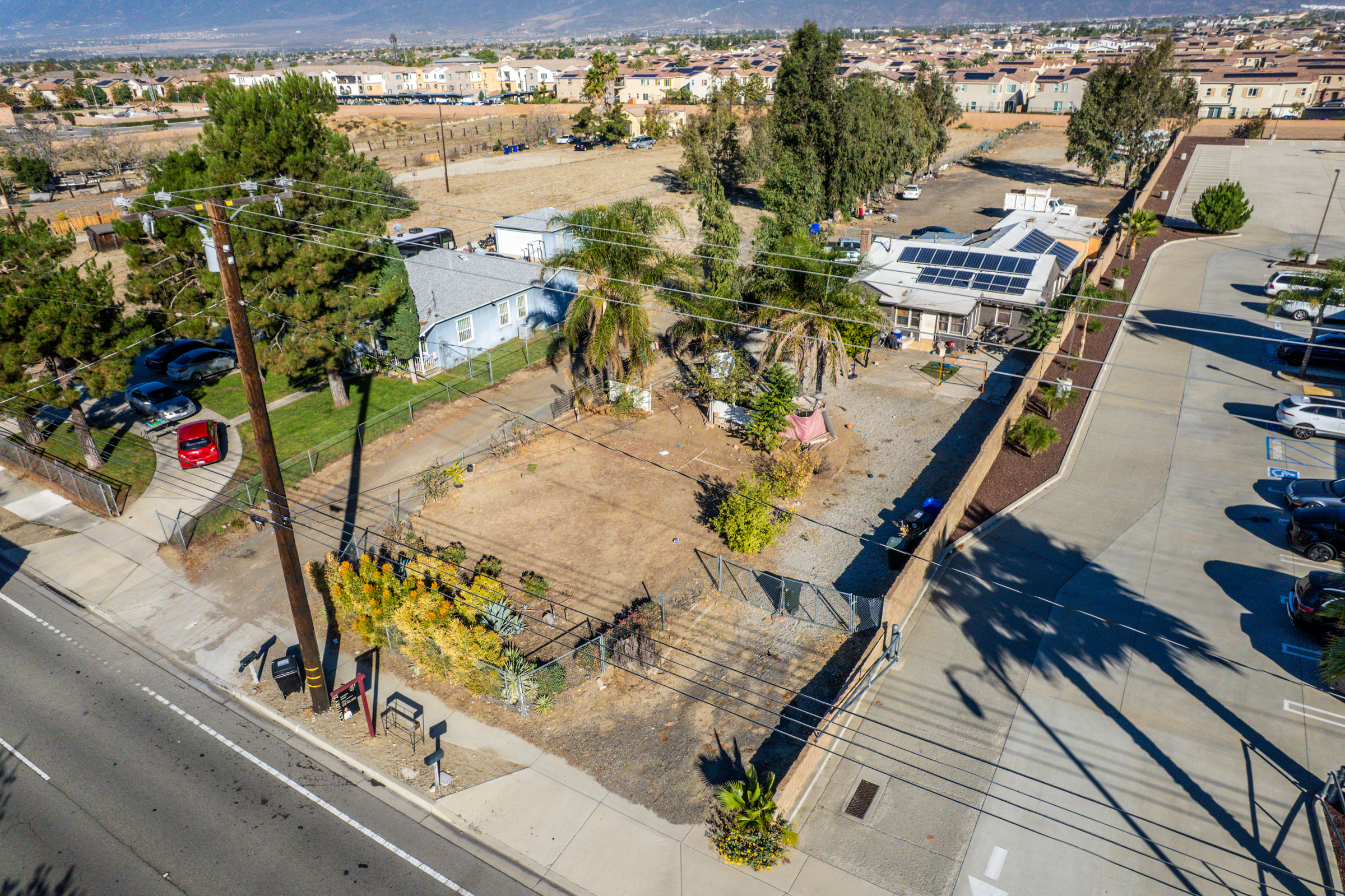Fontana, California, 92336, United States, 7 Bedrooms Bedrooms, ,4 BathroomsBathrooms,Residential,For Sale,1988528