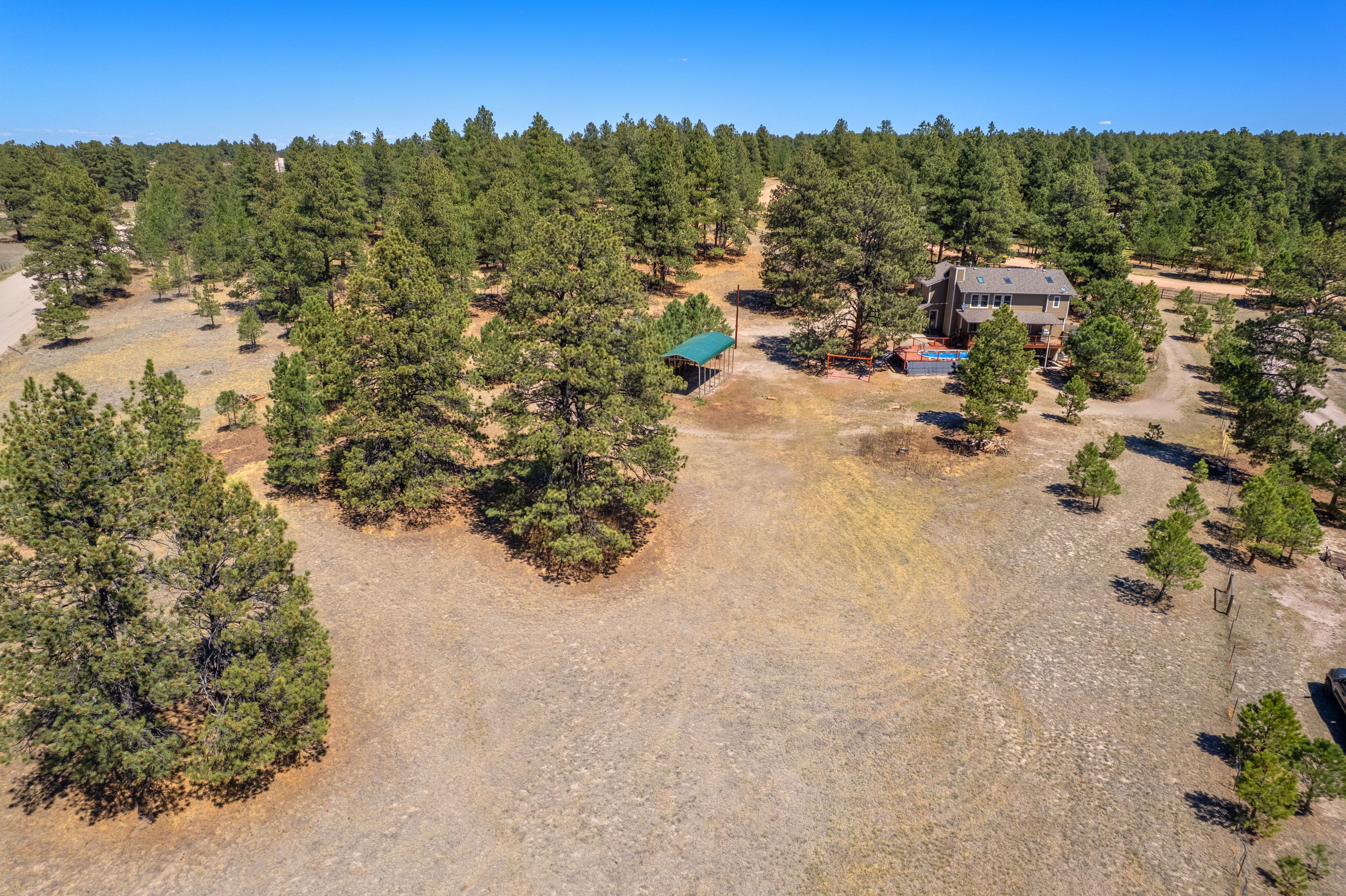  Set behind a gated entry on two and a half wooded acres - 物件實景