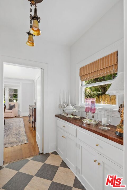 Los Angeles, California, 90004, United States, 5 Bedrooms Bedrooms, ,3 BathroomsBathrooms,Residential,For Sale,1940540