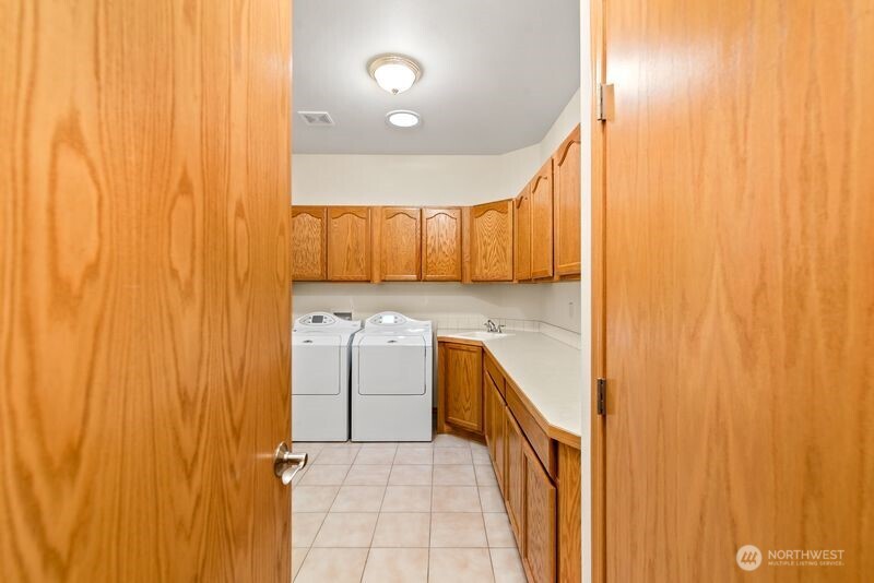 Wenatchee, Washington, 98801, United States, 3 Bedrooms Bedrooms, ,1 BathroomBathrooms,Residential,For Sale,1989040