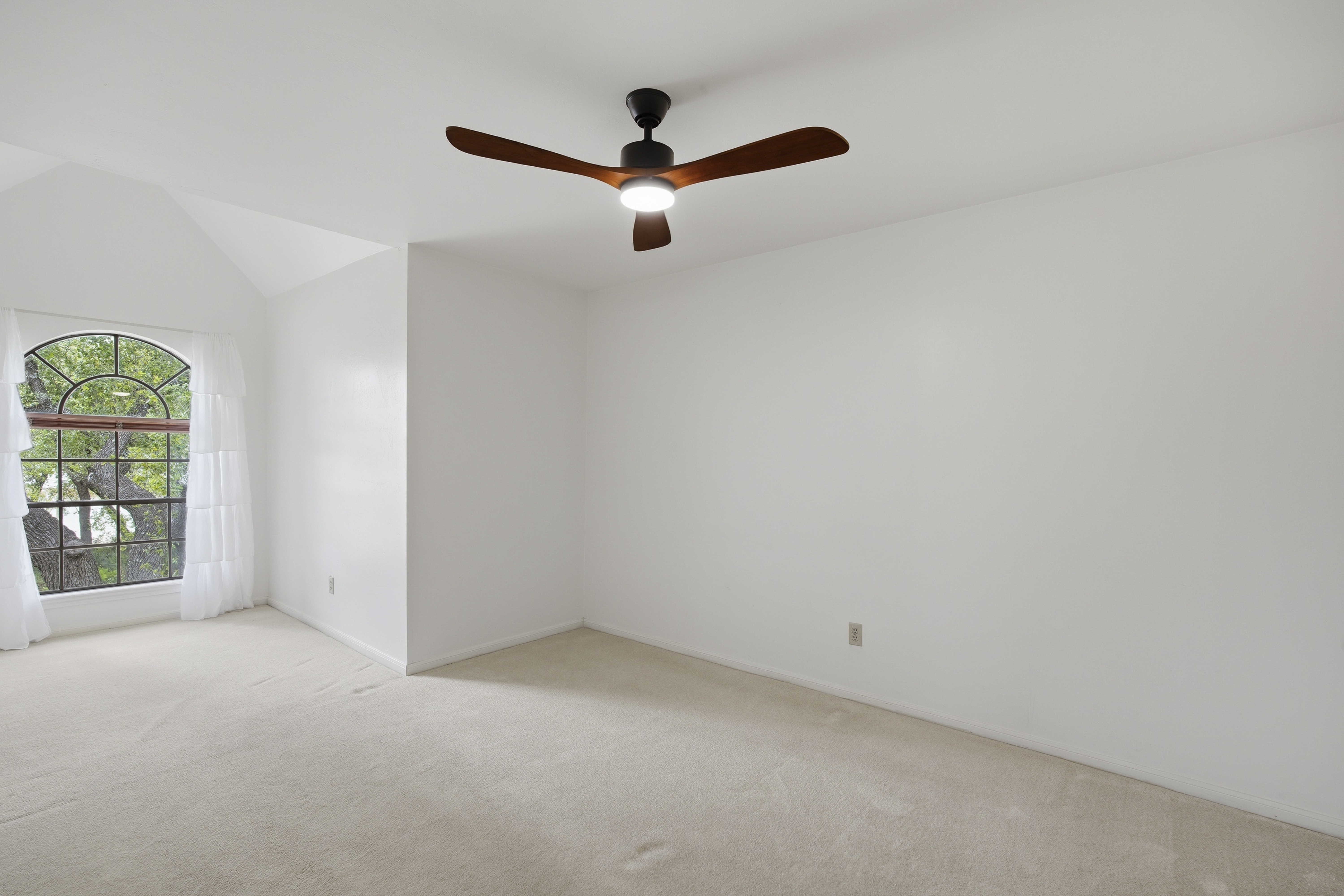  Custom Home with Private Backyard Oasis - 物件實景