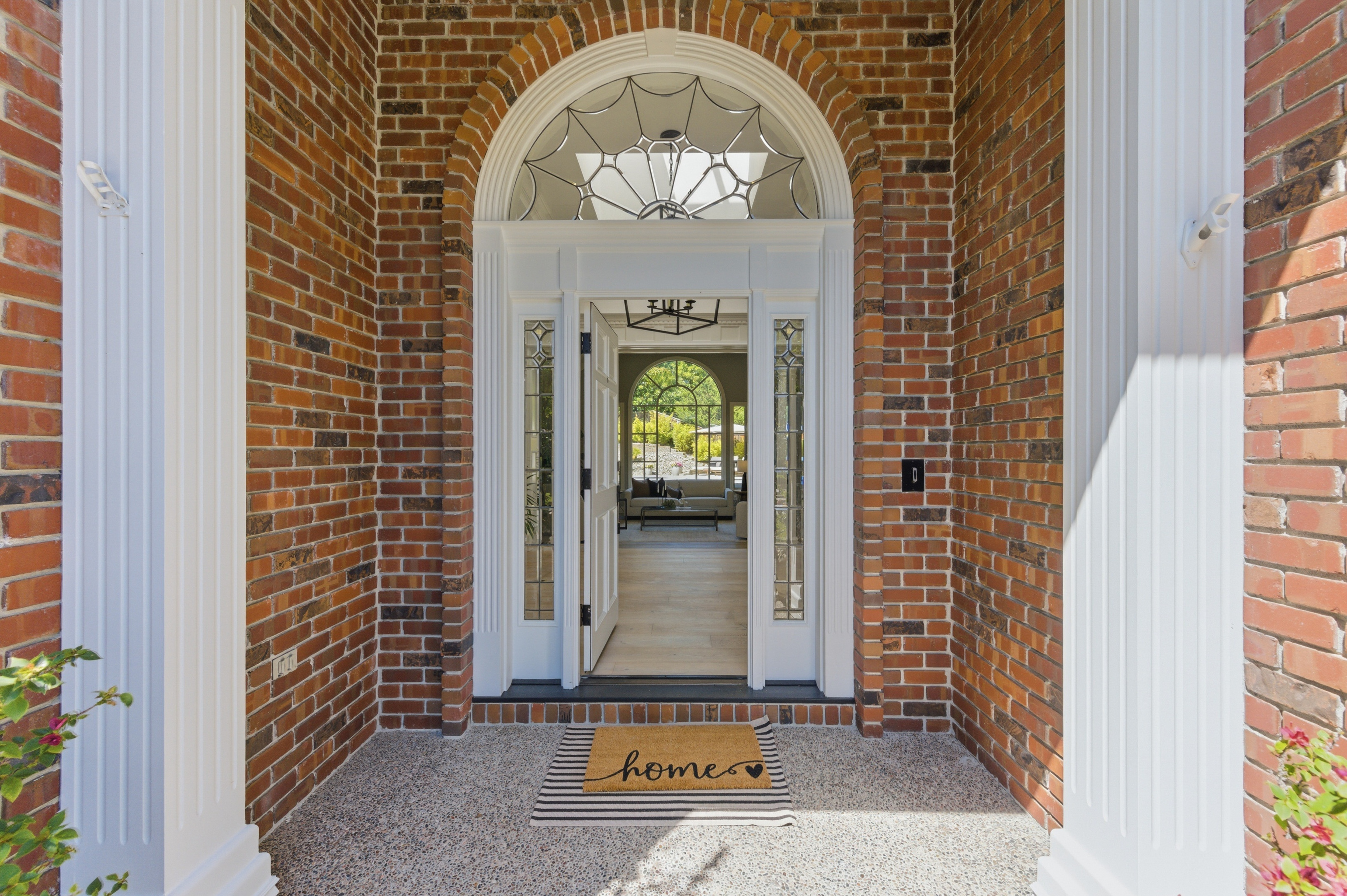  Timeless Transitional Estate with Resort-Style Backyard - 物件實景