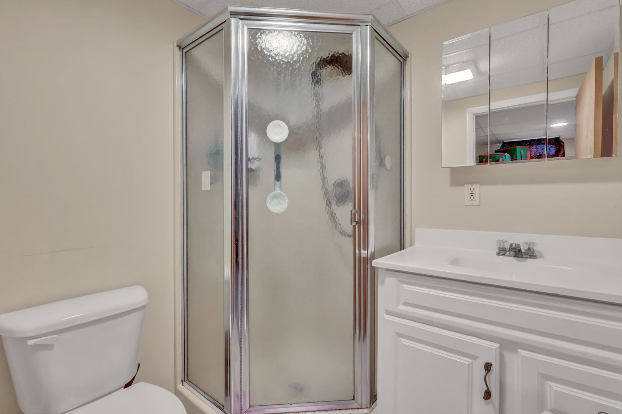 Eastport, New York, 11941, United States, 3 Bedrooms Bedrooms, ,3 BathroomsBathrooms,Residential,For Sale,2008841