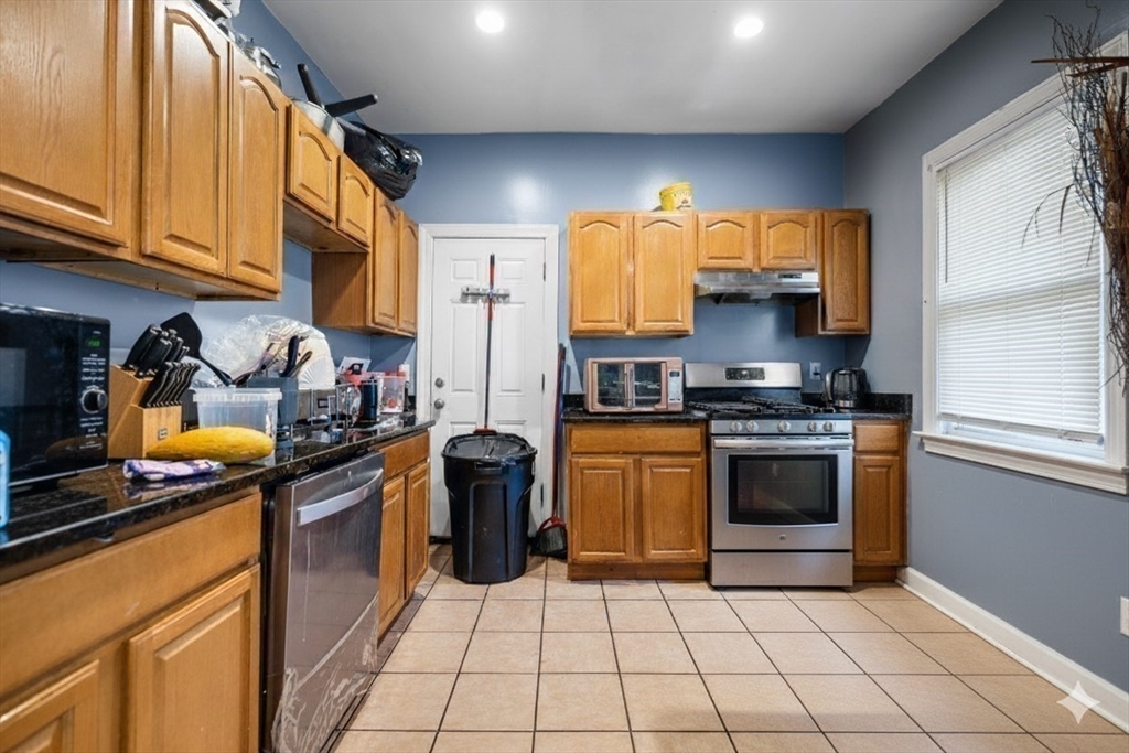 Boston, Massachusetts, 02124, United States, 11 Bedrooms Bedrooms, ,3 BathroomsBathrooms,Residential,For Sale,1978418