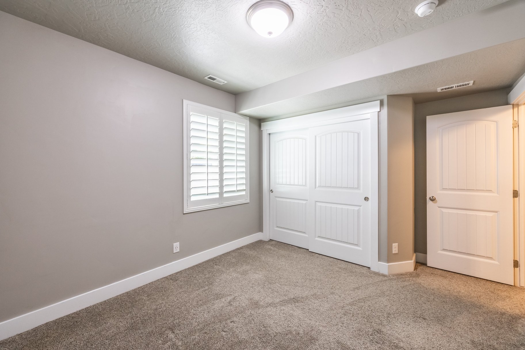  Move-In Ready in Daybreak — Steps from the Lake, Loaded with Custom Upgrades - 物件實景