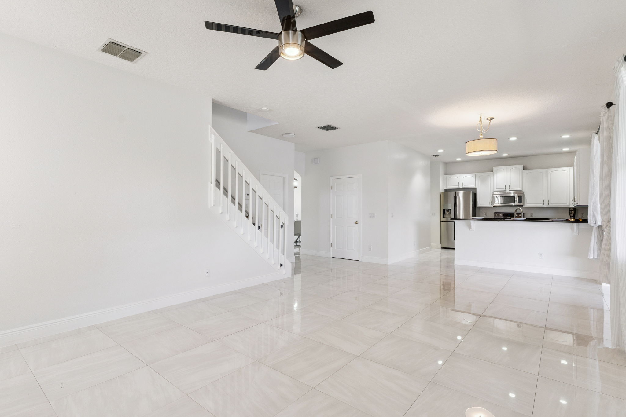 Orlando, Florida, 32825, United States, 5 Bedrooms Bedrooms, ,4 BathroomsBathrooms,Residential,For Sale,1980757