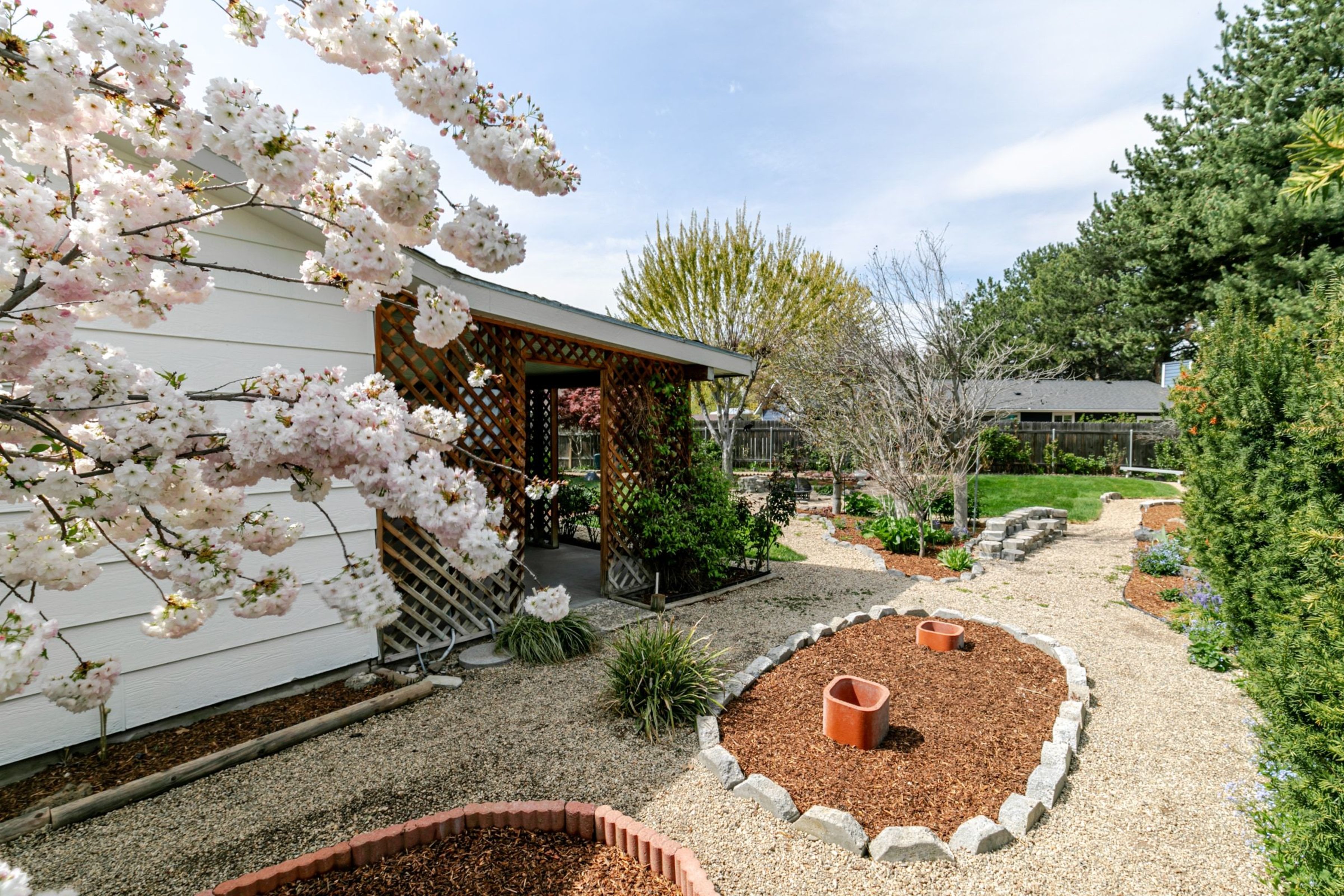  Parklike Yard With 3 Bedroom 2 Bath Home - 物件實景