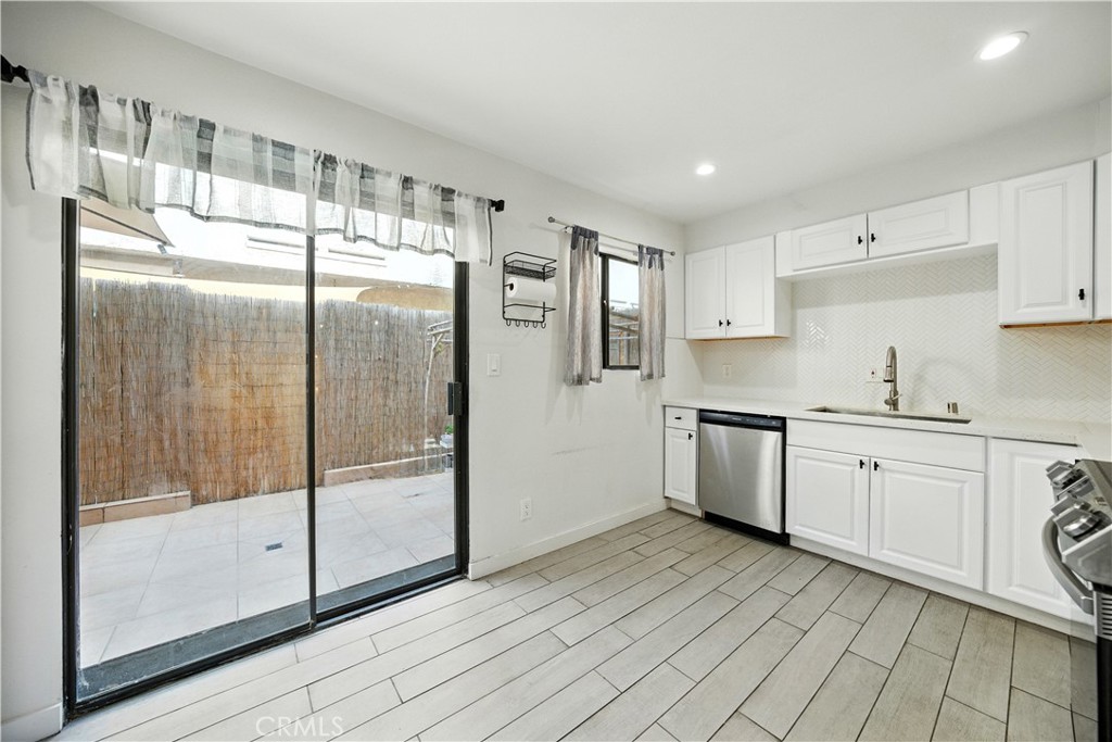 Van Nuys, California, 91405, United States, 3 Bedrooms Bedrooms, ,2 BathroomsBathrooms,Residential,For Sale,1927818