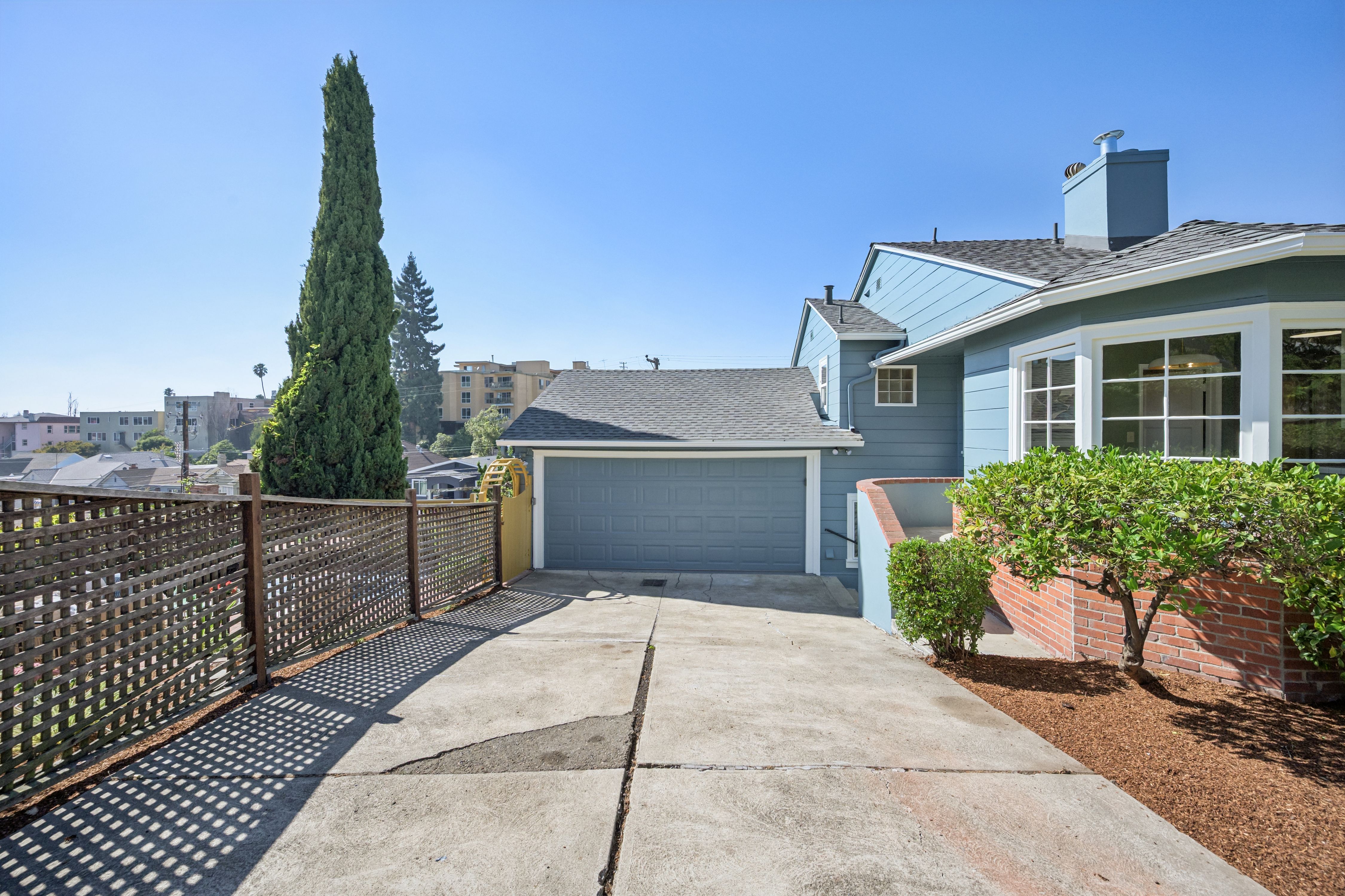  Spacious Corner-Lot Residence Offering Flexible Living Near Lake Merritt - 物件實景