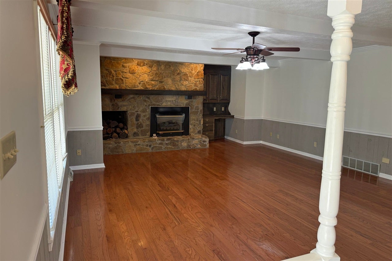 Scottsville, Kentucky, 42164, United States, 4 Bedrooms Bedrooms, ,3 BathroomsBathrooms,Residential,For Sale,1995978