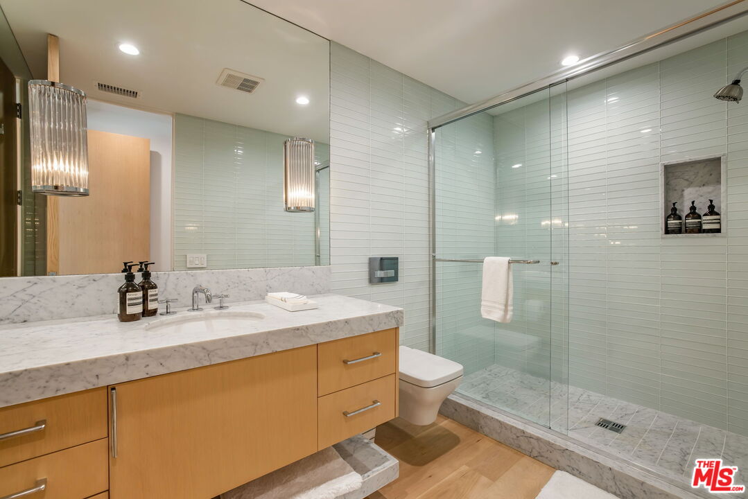 Los Angeles, California, 90049, United States, 5 Bedrooms Bedrooms, ,6 BathroomsBathrooms,Residential,For Sale,1950384
