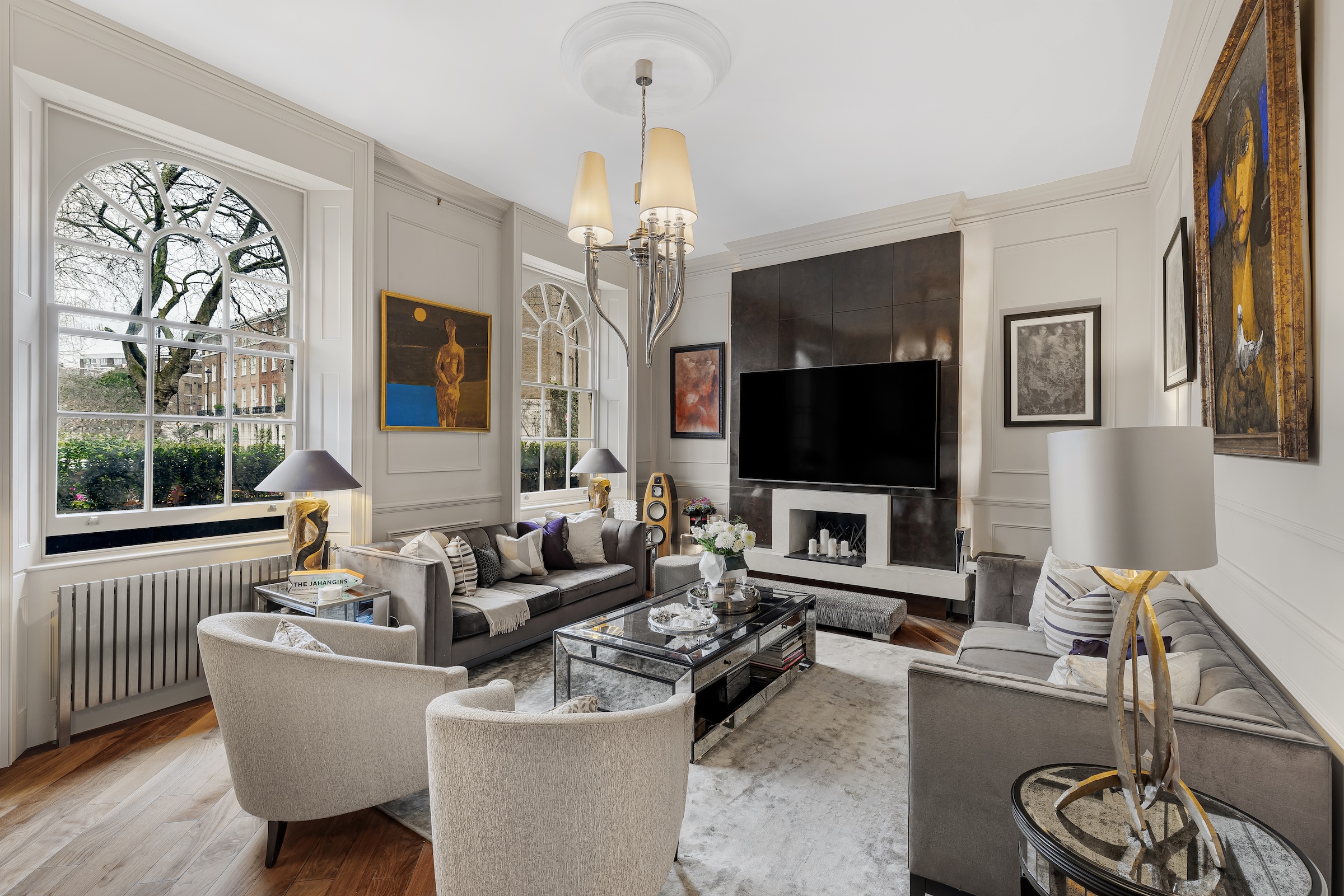 Exceptional three-bedroom apartment in Connaught Square 