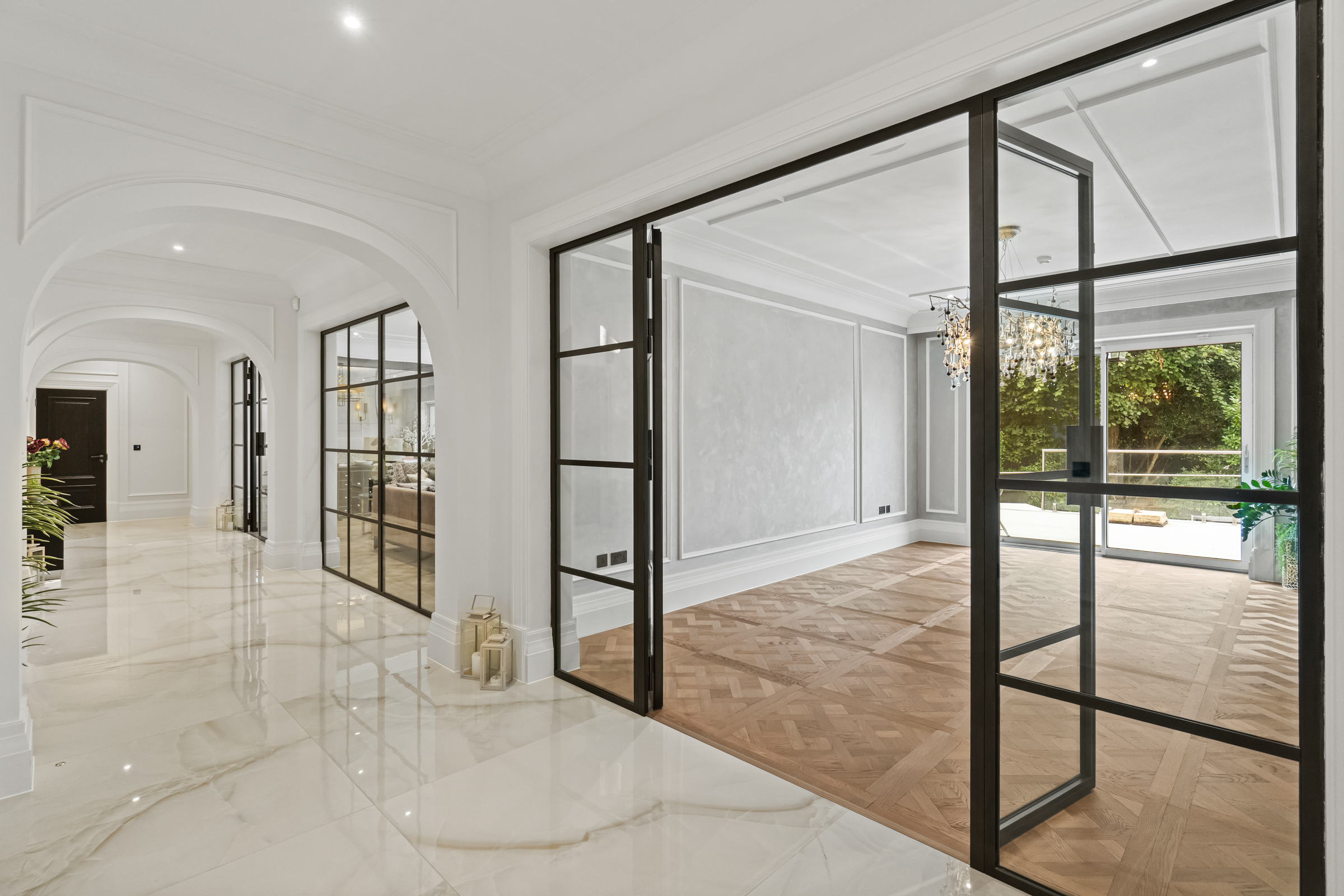  A seven-bedroom Cobham home with a swimming pool and landscaped gardens - 物件實景