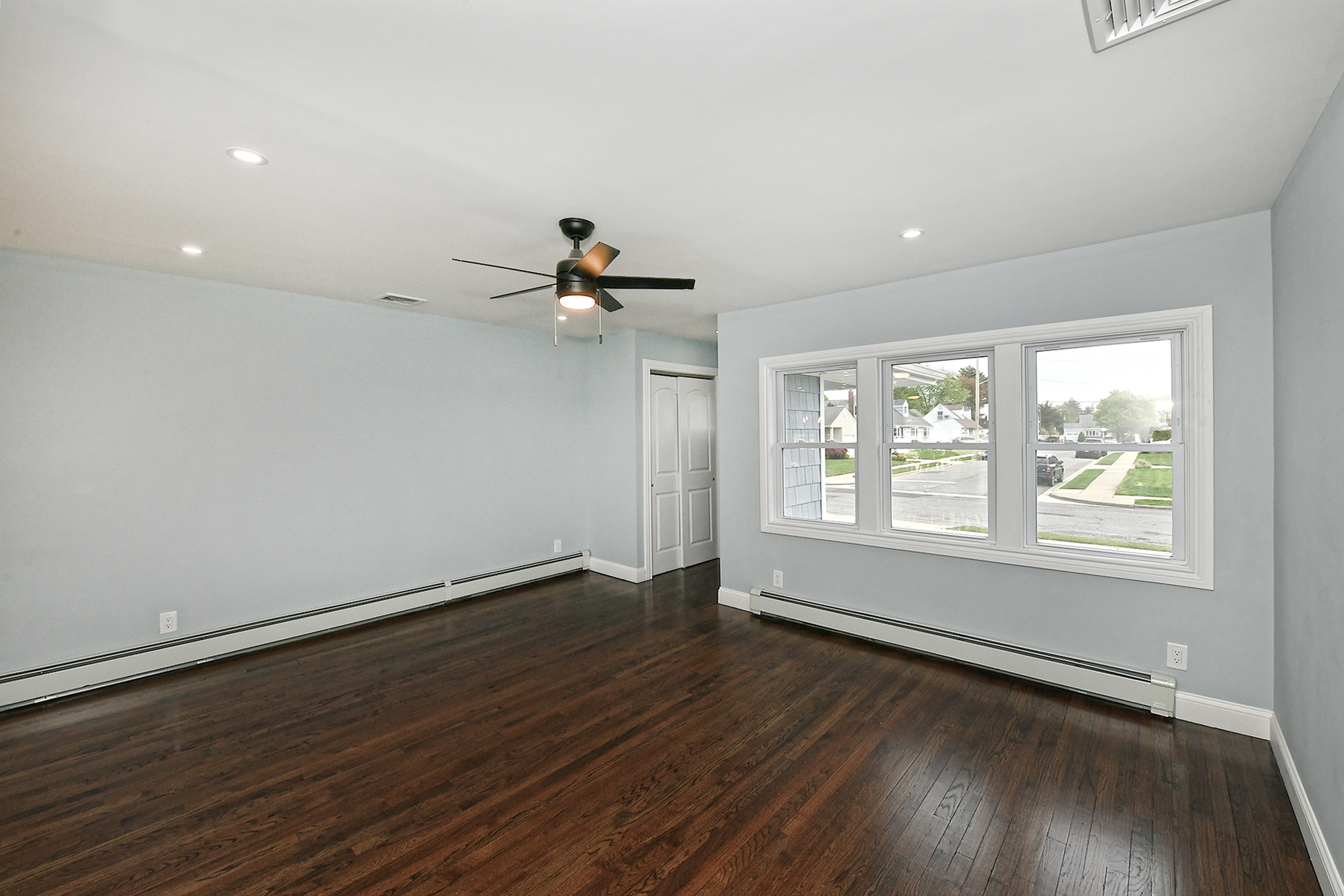 Farmingdale, New York, 11735, United States, 3 Bedrooms Bedrooms, ,2 BathroomsBathrooms,Residential,For Sale,1928376