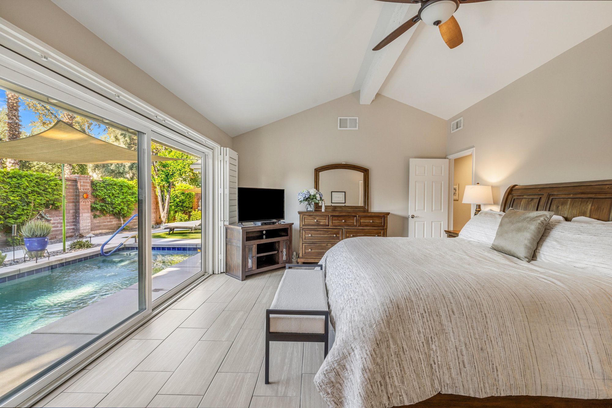  Rare Private Pool Retreat in Monterey CC - 物件實景