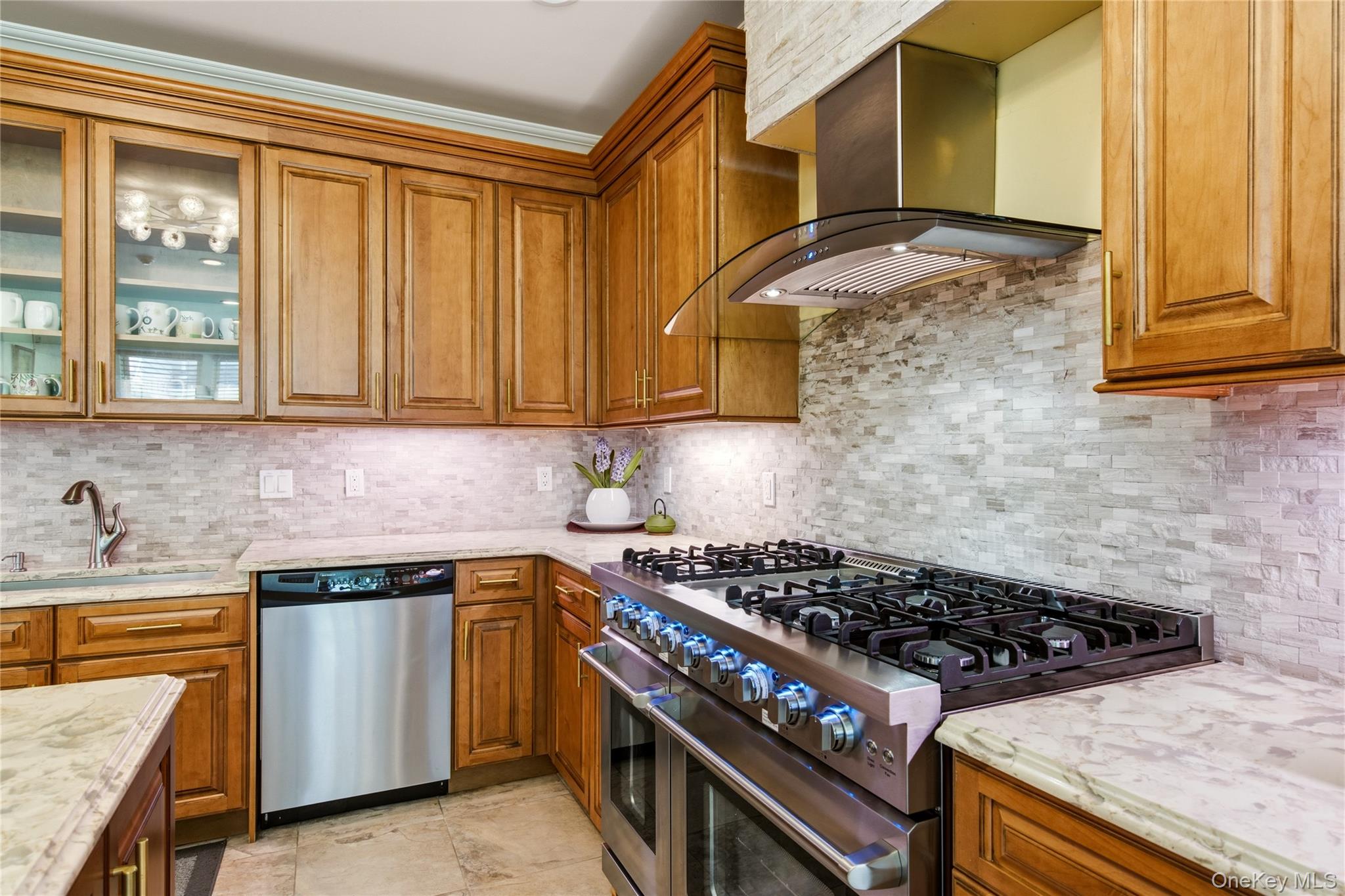  323 Baltustrol Circle, Roslyn, NY, 11576 - 物件實景