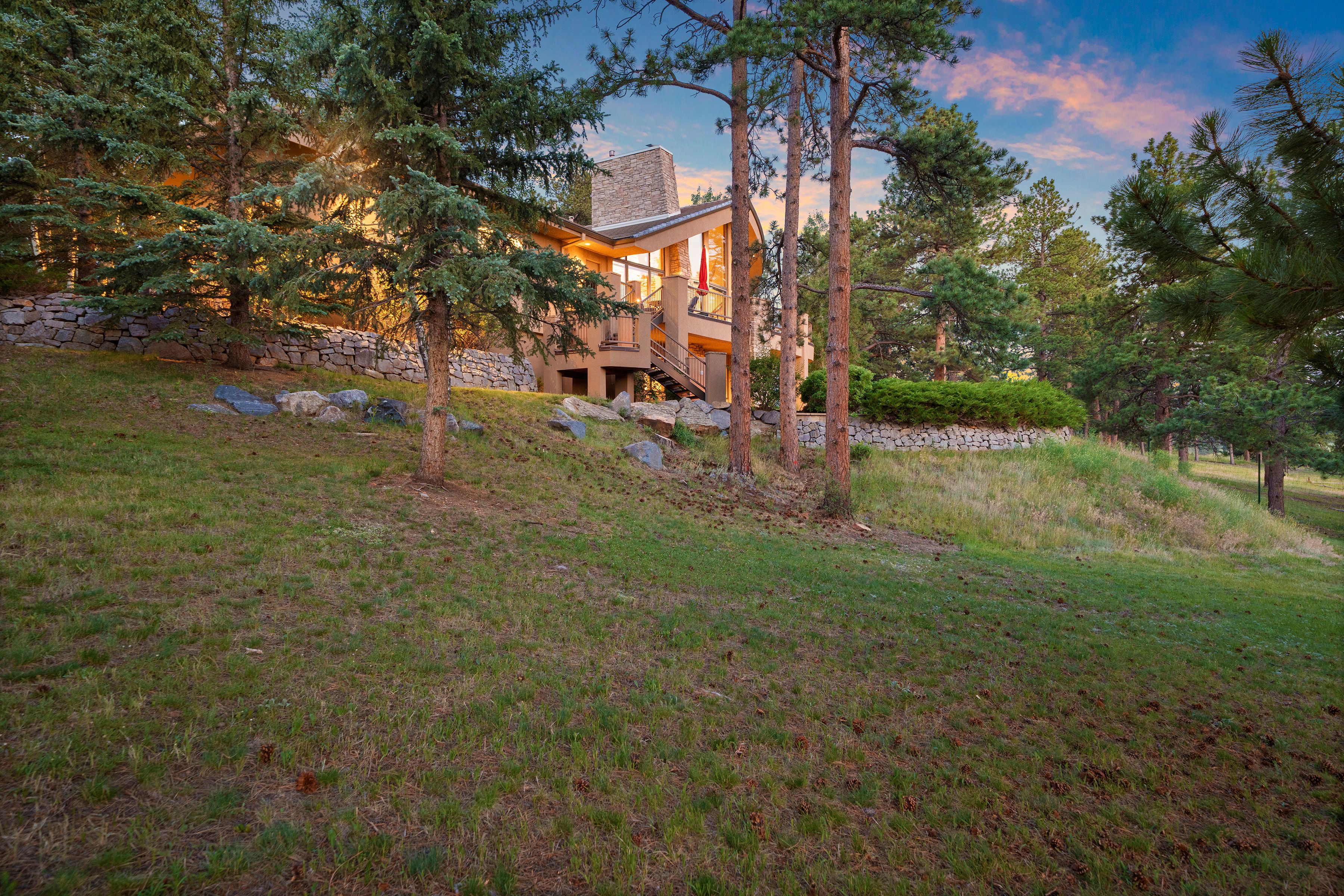  Custom Built on Over Five Acres - 物件實景