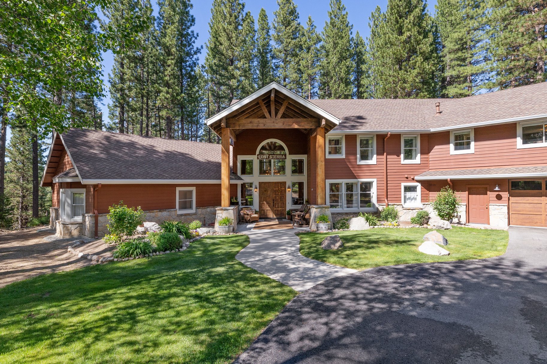  Hilltop Whitehawk Ranch Estate with Sweeping Meadow, Pond & Mountain Views - 物件實景