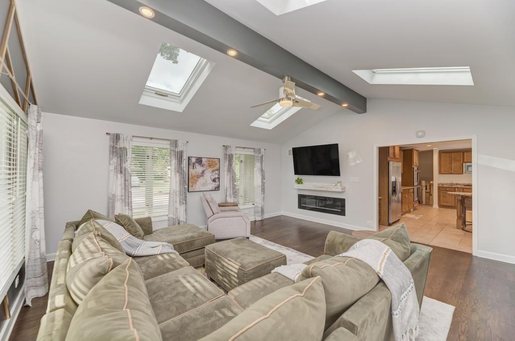 Wood Dale, Illinois, 60191, United States, 4 Bedrooms Bedrooms, ,3 BathroomsBathrooms,Residential,For Sale,1944958