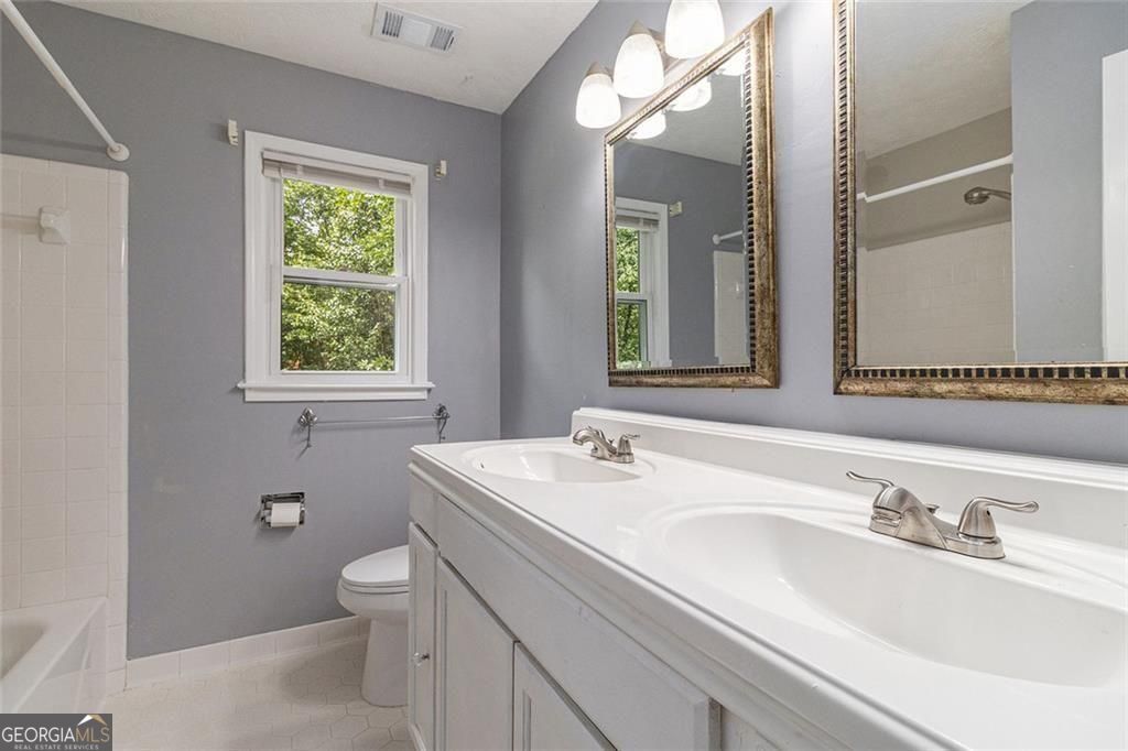 Roswell, Georgia, 30075, United States, 6 Bedrooms Bedrooms, ,4 BathroomsBathrooms,Residential,For Sale,1910371