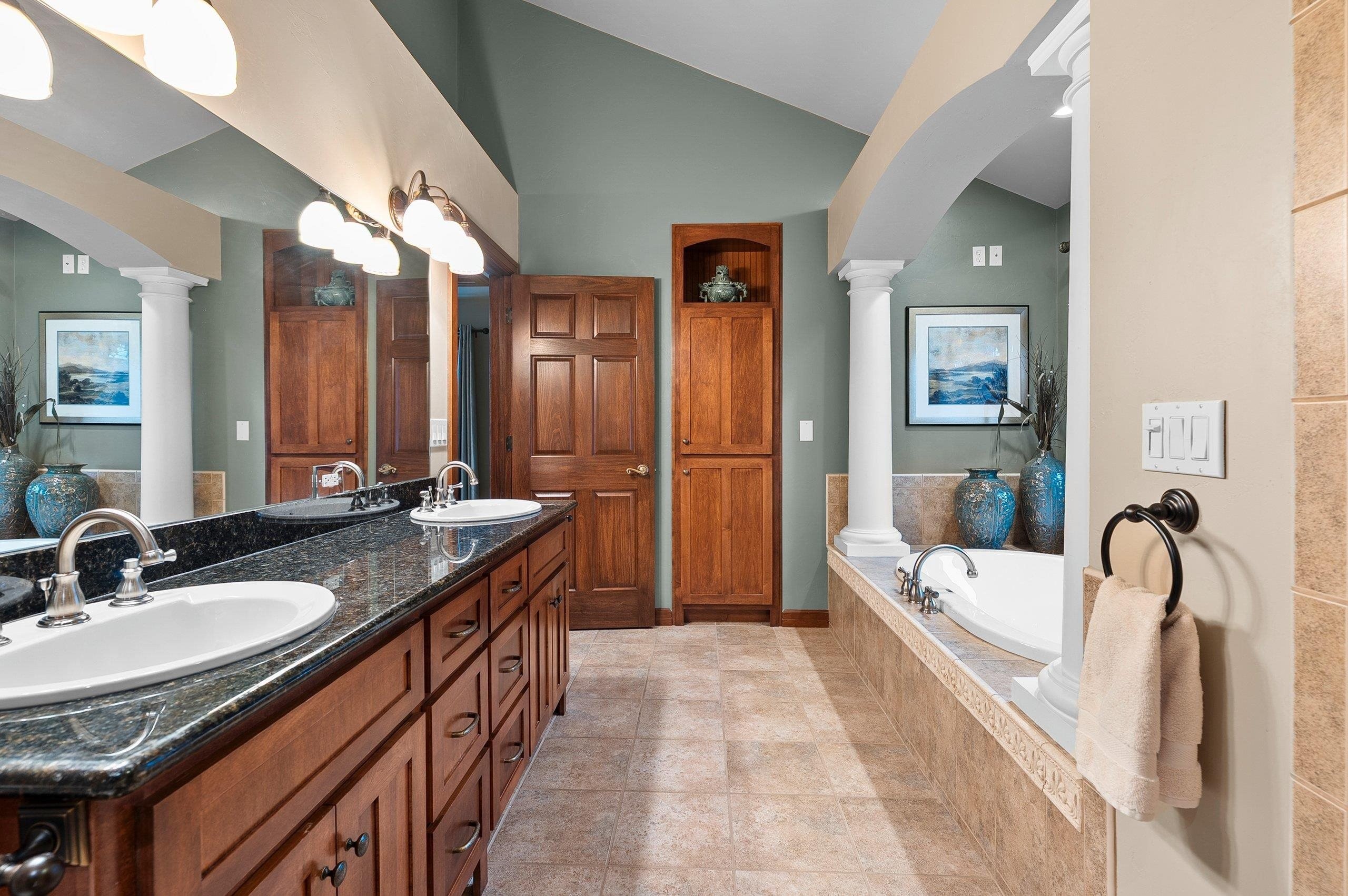 DE PERE, Wisconsin, 54115, United States, 3 Bedrooms Bedrooms, ,4 BathroomsBathrooms,Residential,For Sale,2048400