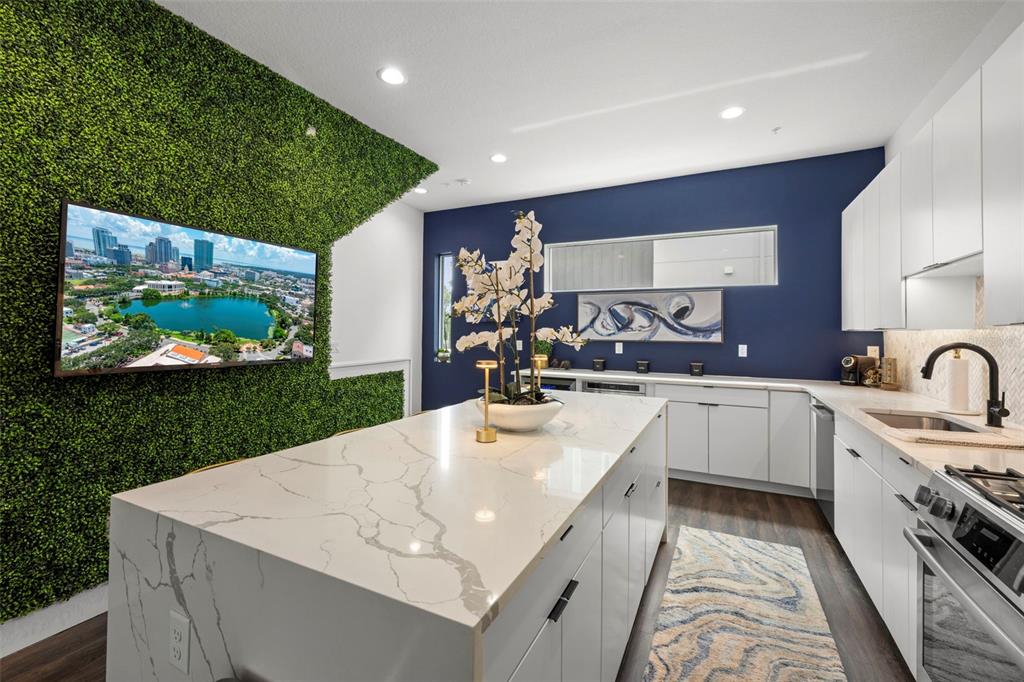 St Petersburg, Florida, 33701, United States, 2 Bedrooms Bedrooms, ,3 BathroomsBathrooms,Residential,For Sale,1994589