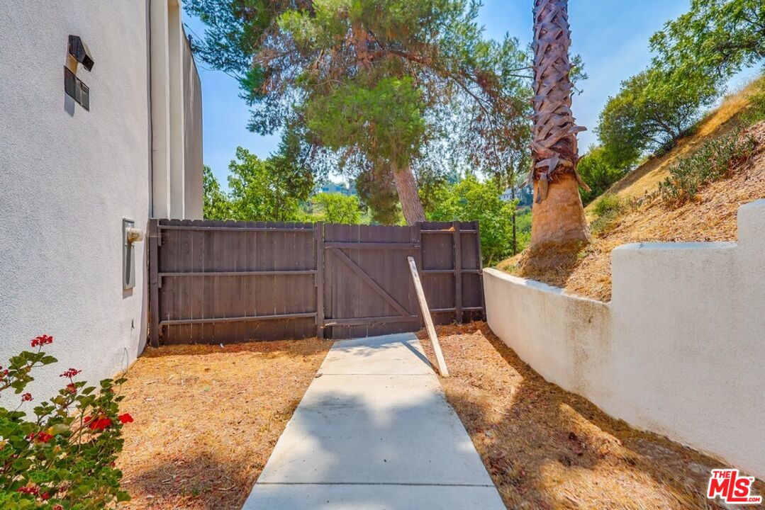 Los Angeles, California, 90046, United States, 3 Bedrooms Bedrooms, ,2 BathroomsBathrooms,Residential,For Sale,1908344