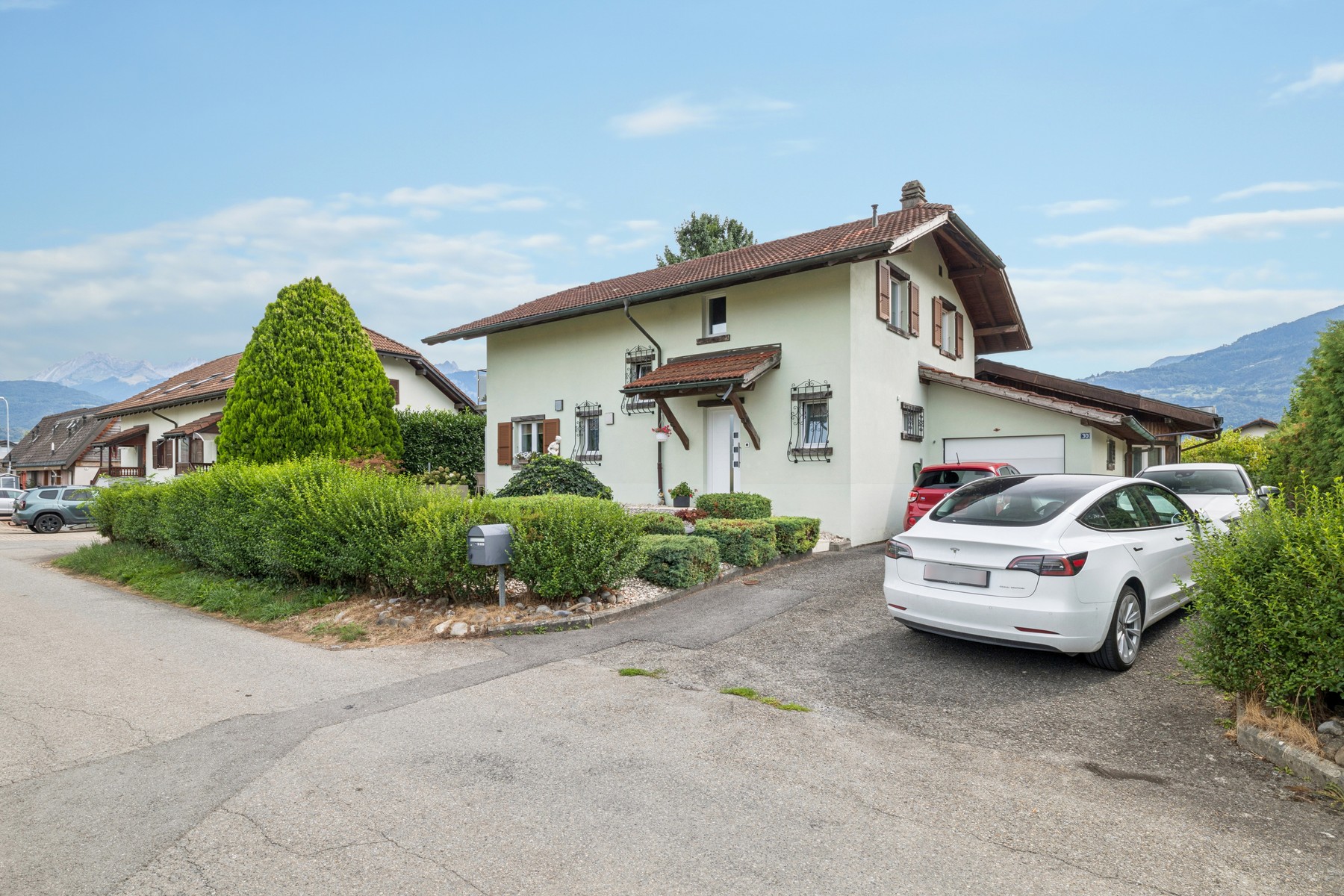  A family home nestled in the heart of a lush, green setting - 物件實景