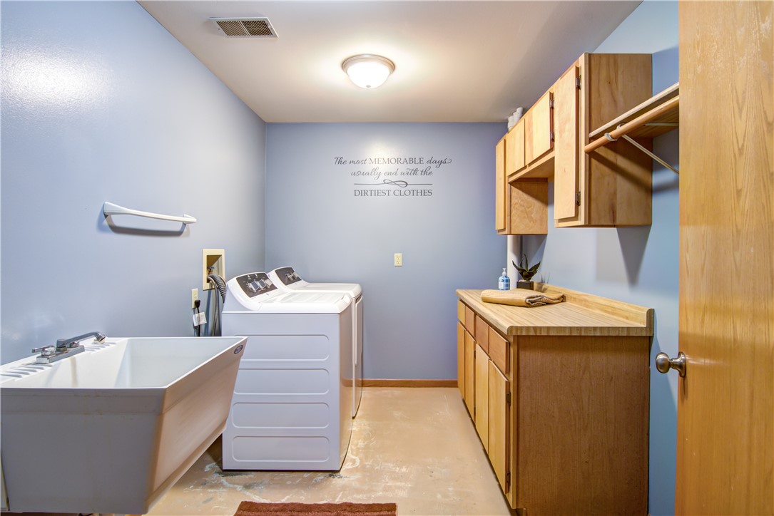 Eau Claire, Wisconsin, 54701, United States, 5 Bedrooms Bedrooms, ,4 BathroomsBathrooms,Residential,For Sale,1841509