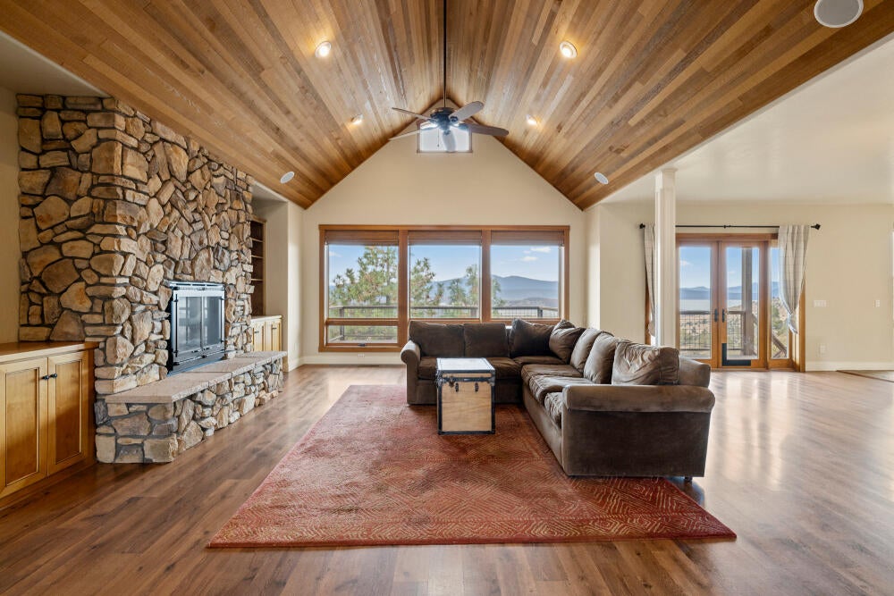 Klamath Falls, Oregon, 97601, United States, 4 Bedrooms Bedrooms, ,3 BathroomsBathrooms,Residential,For Sale,1987766