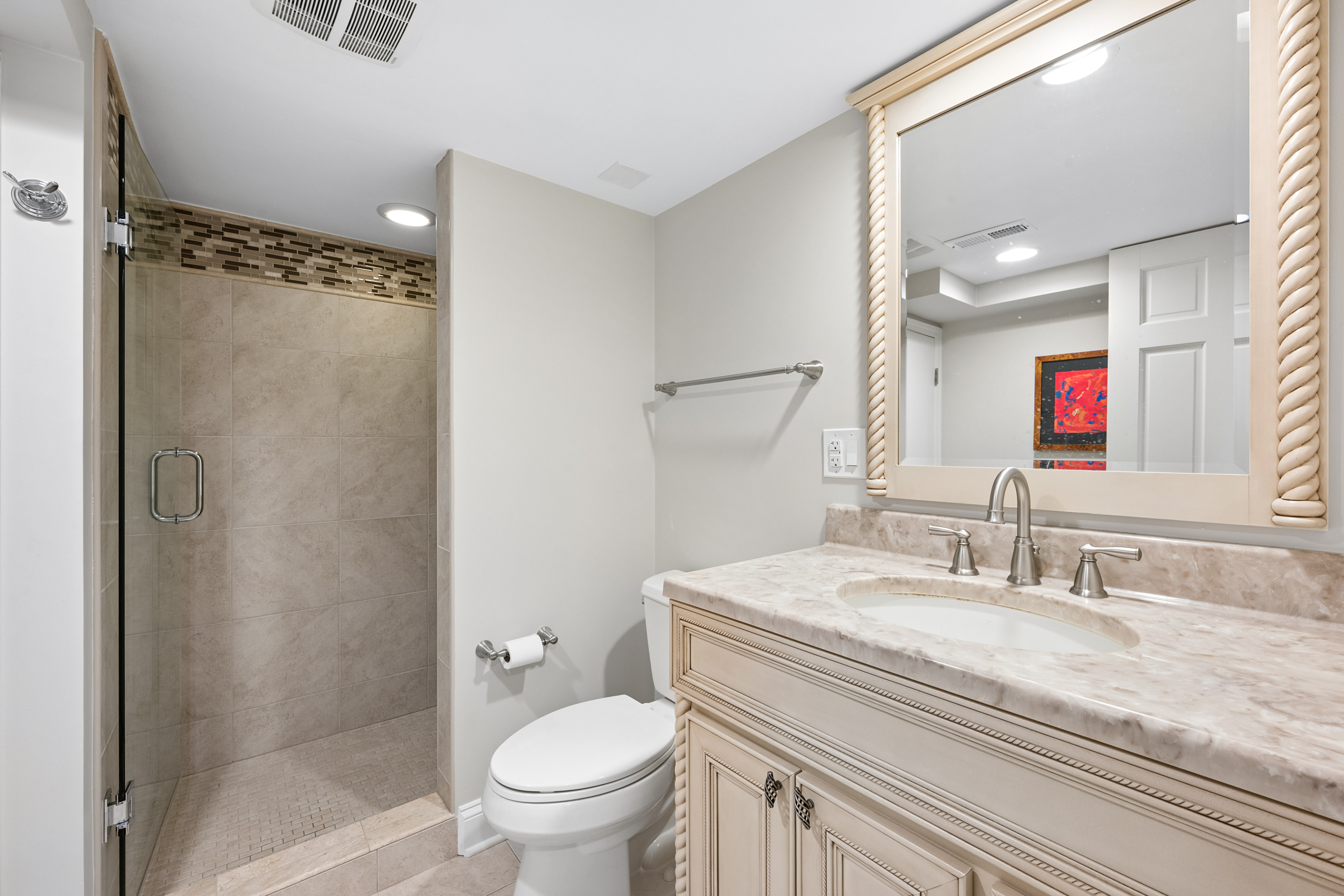  Rare, Fully Renovated, Updated Home Offering Move-In-Ready Luxury - 物件實景