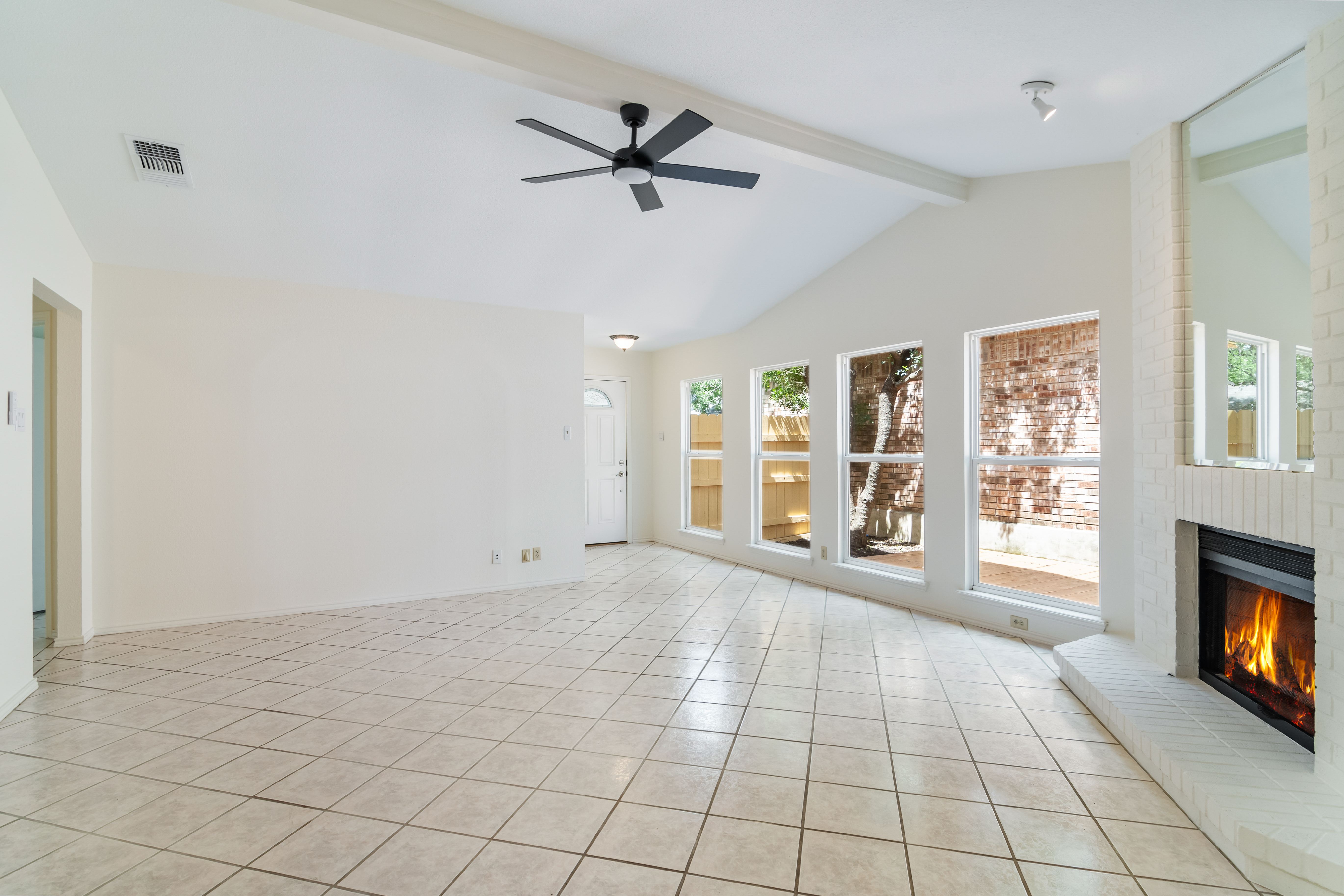 Spacious Woodridge Gem with Fireplace - 物件實景