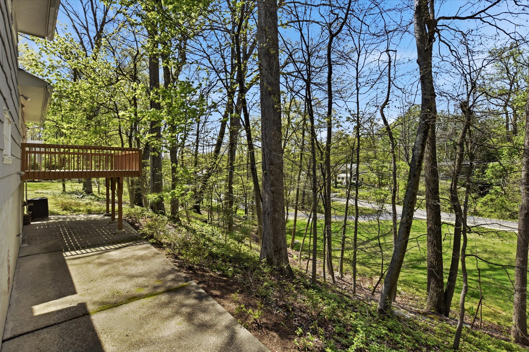  Lovely Neighborhood Split Level Home Set on Over an Acre Property - 物件實景