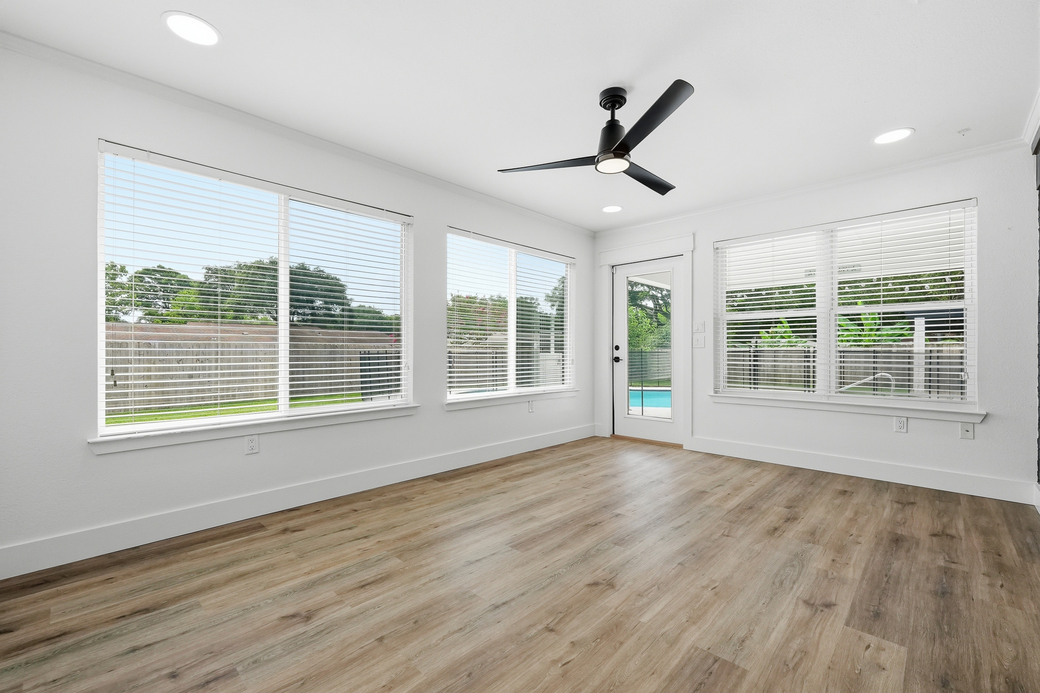  Move-In Ready Pool Home with Thoughtful Modern Updates - 物件實景