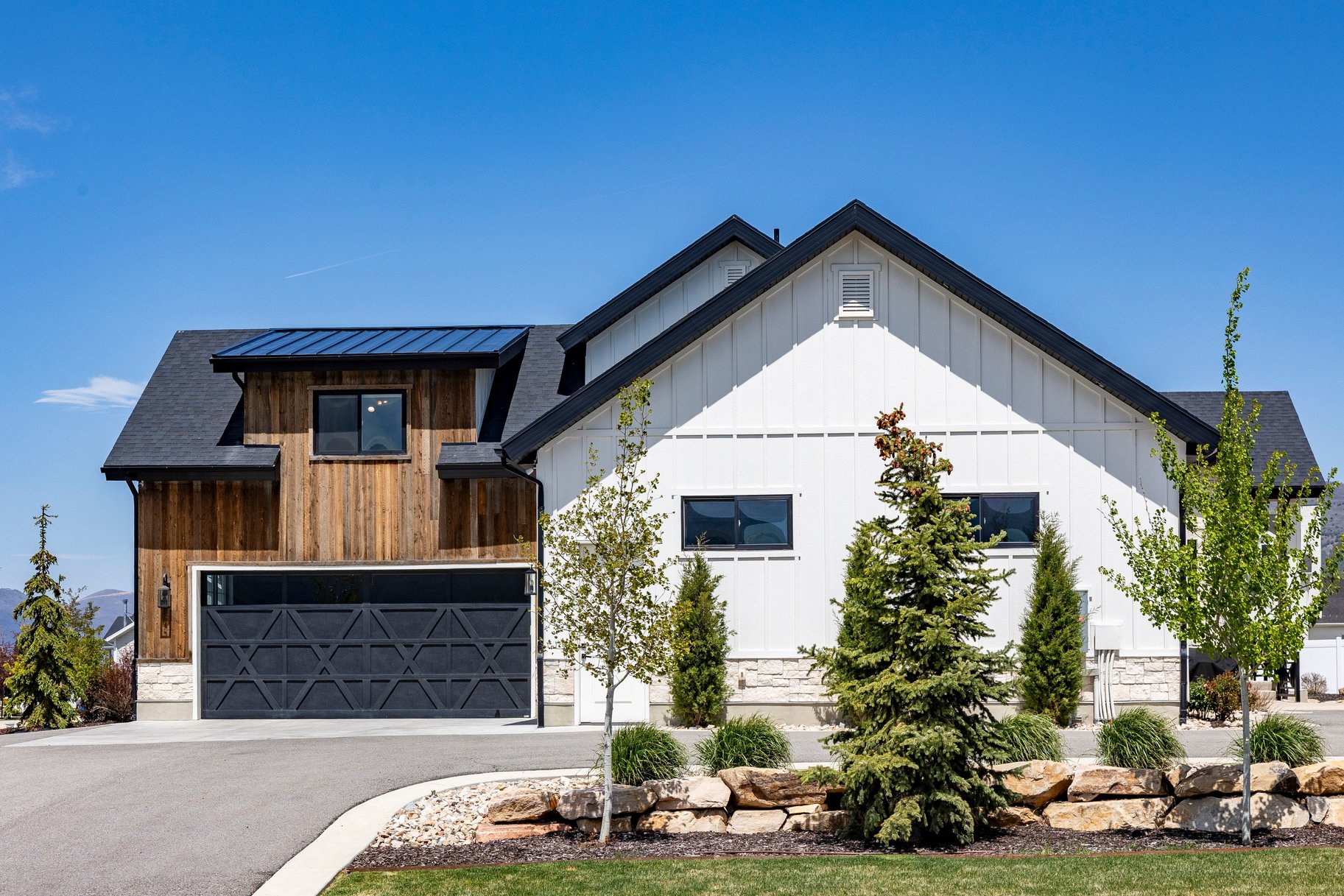  Custom Home with Detached Toy Barn - 物件實景