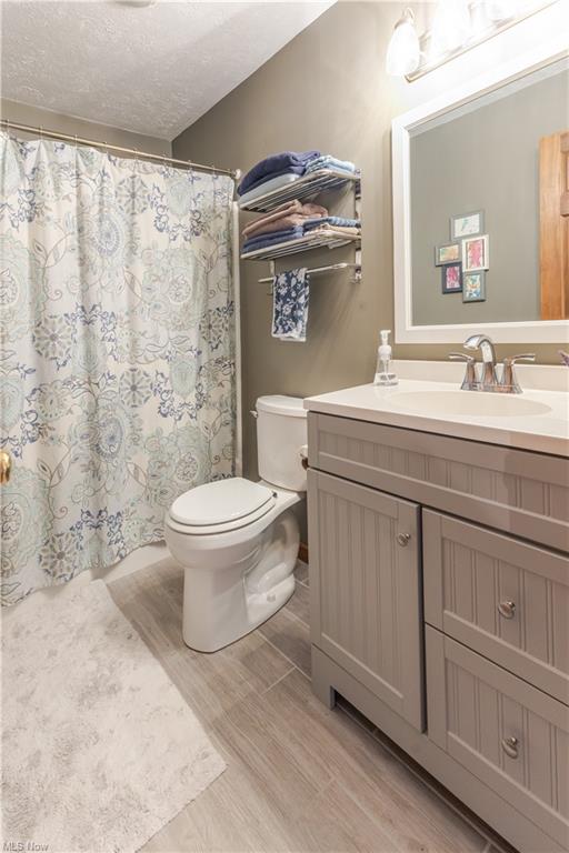 Chester, West Virginia, 26034, United States, 3 Bedrooms Bedrooms, ,3 BathroomsBathrooms,Residential,For Sale,1975770