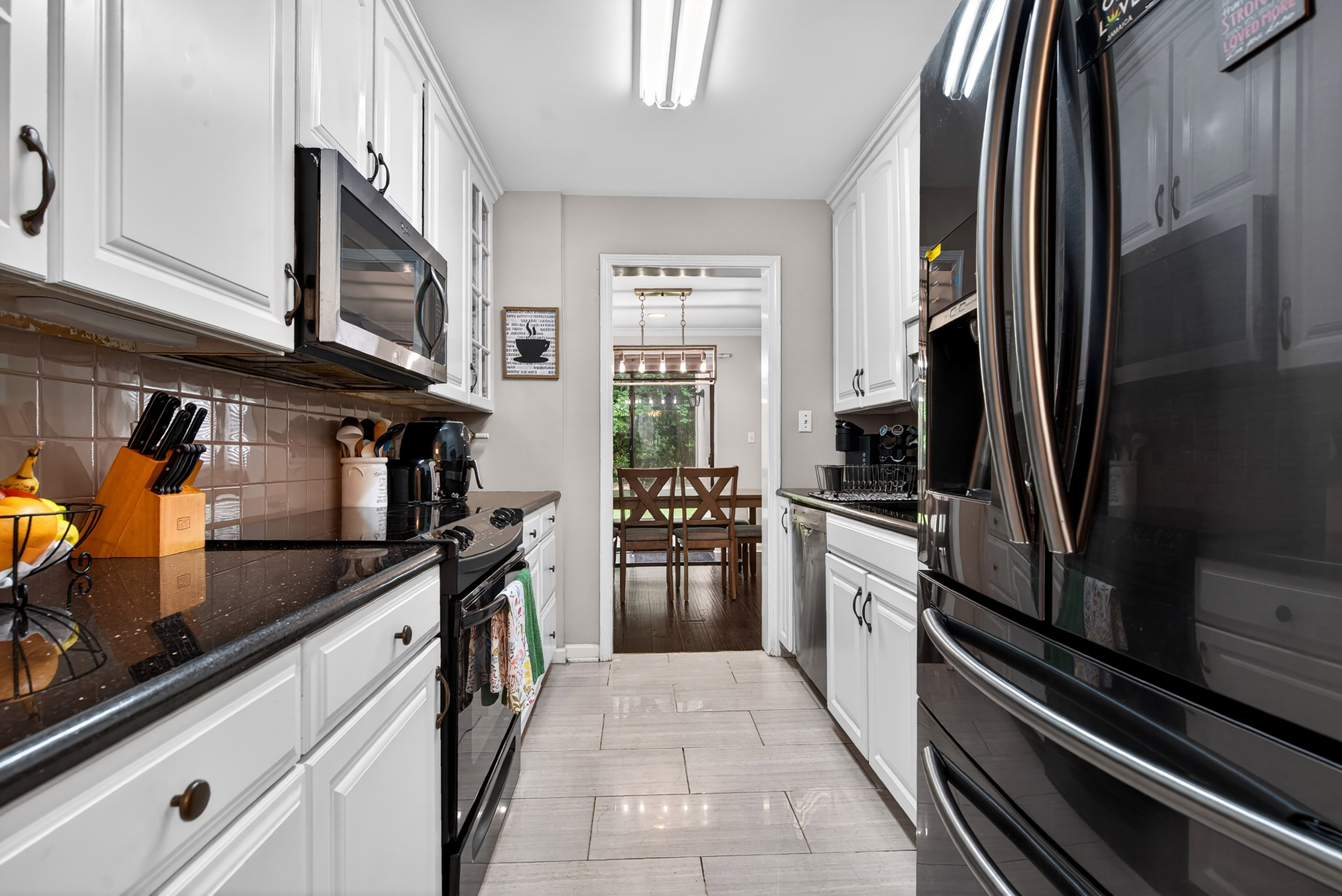  Townhouse-style Condo Offers Solid Value and Strong Upside Potential - 物件實景