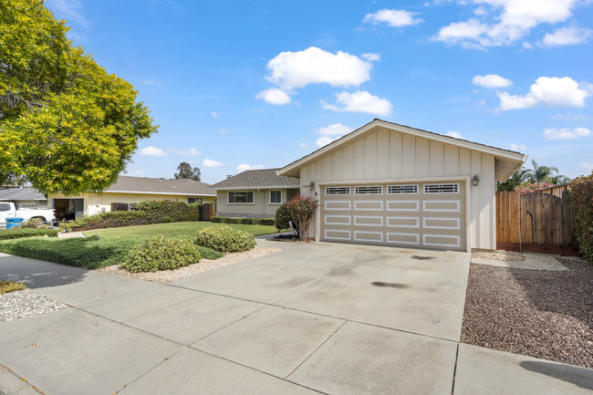 Hollister, California, 95023, United States, 3 Bedrooms Bedrooms, ,2 BathroomsBathrooms,Residential,For Sale,1942638
