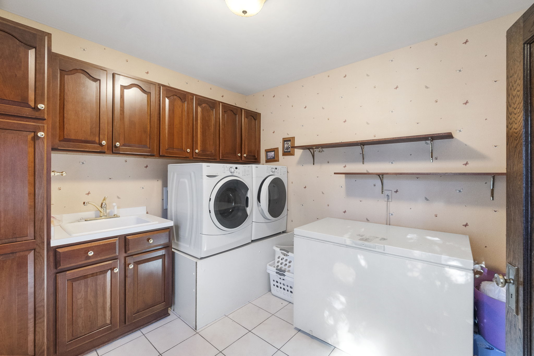 Mason City, Iowa, 50401, United States, 5 Bedrooms Bedrooms, ,3 BathroomsBathrooms,Residential,For Sale,1974101