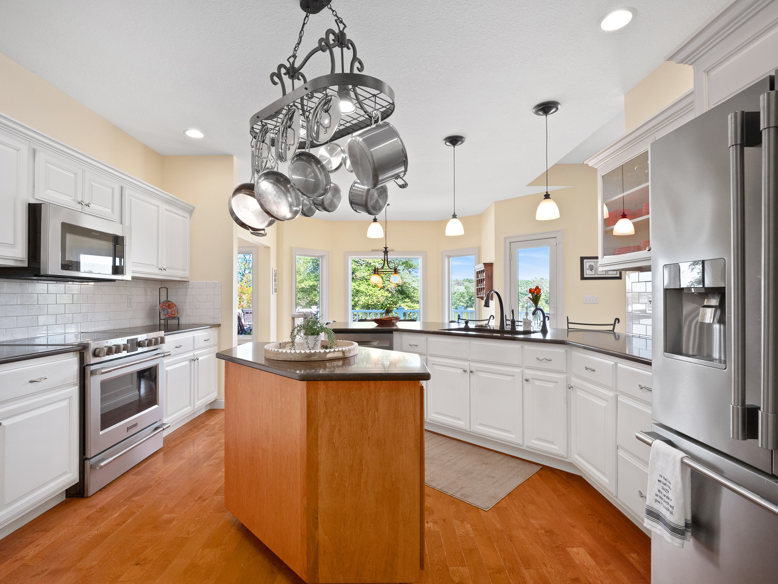  Stunning Updated Ranch with Finished Walk-Out Lower Level - 物件實景
