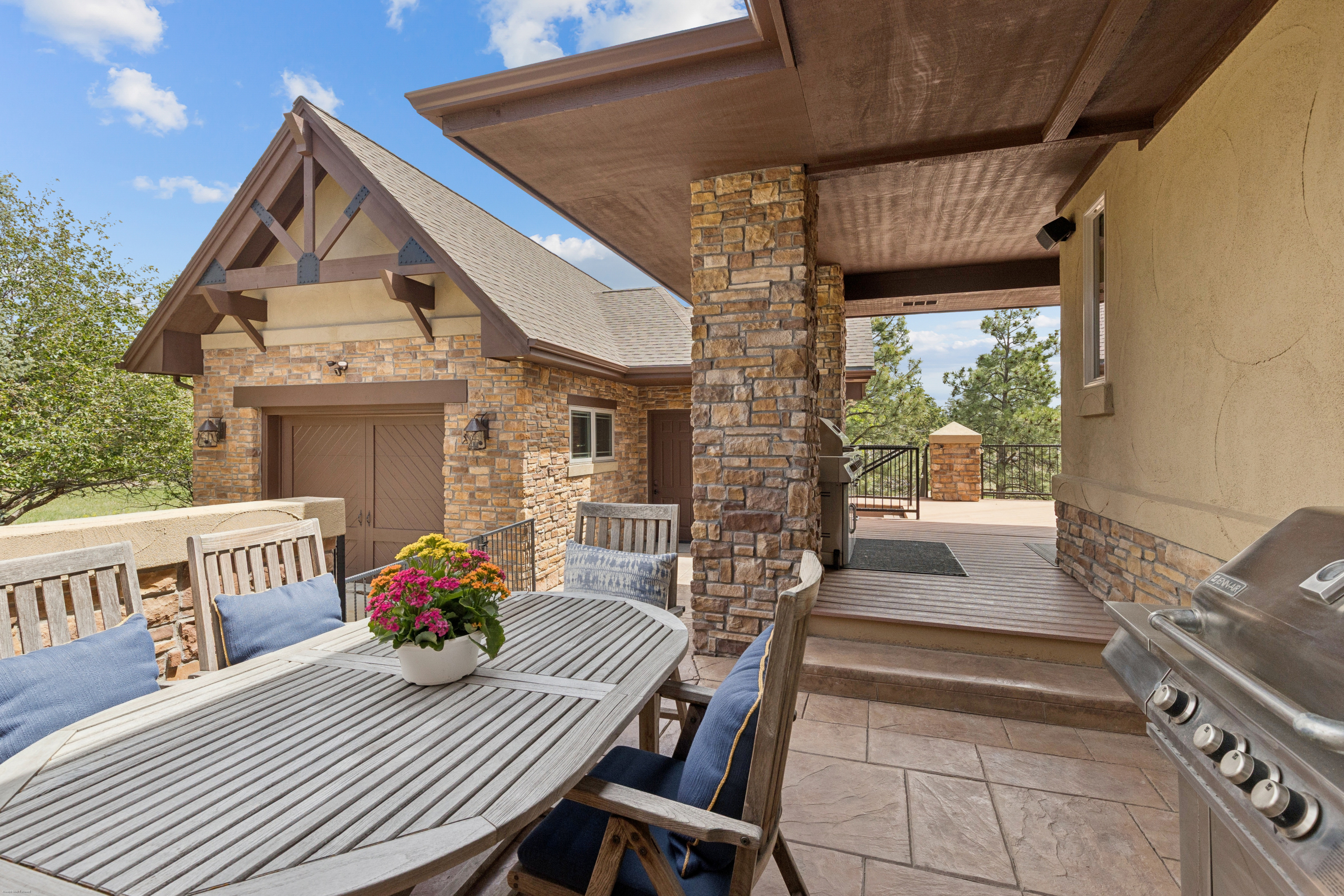  This Mountain Traditional residence is defined by its grand scale, - 物件實景