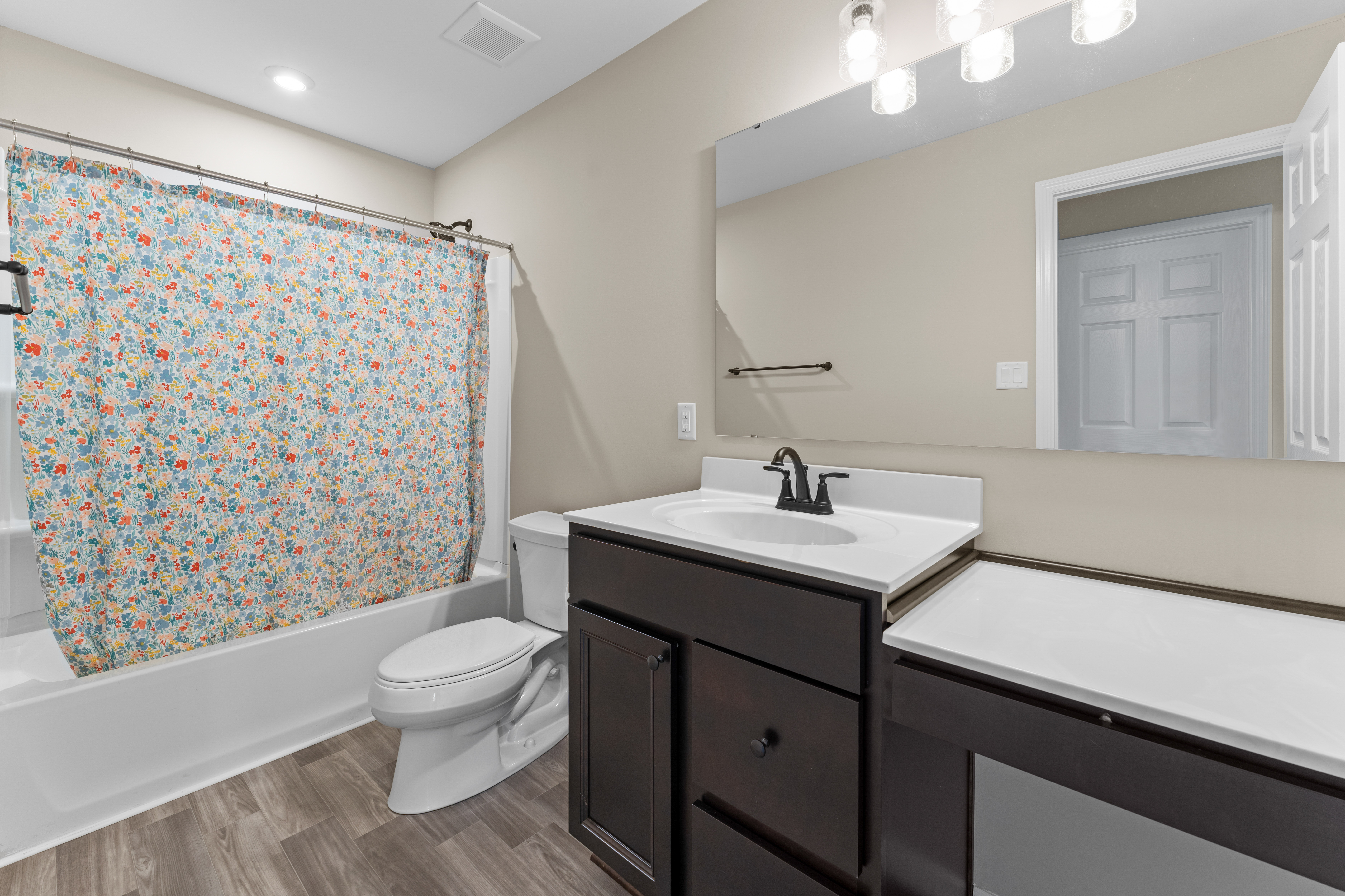  Charming Modern Home with Upgrades & Flex-Space - 物件實景