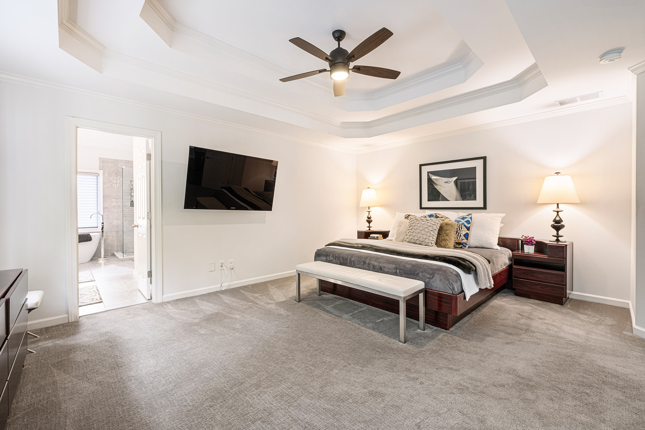  Situated on a Lush, Professionally Landscaped, Flat Lot - 物件實景