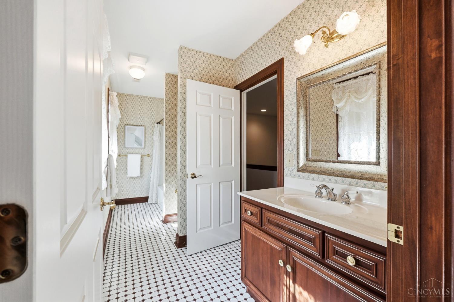 Anderson Twp, Ohio, 45230, United States, 5 Bedrooms Bedrooms, ,6 BathroomsBathrooms,Residential,For Sale,1988245