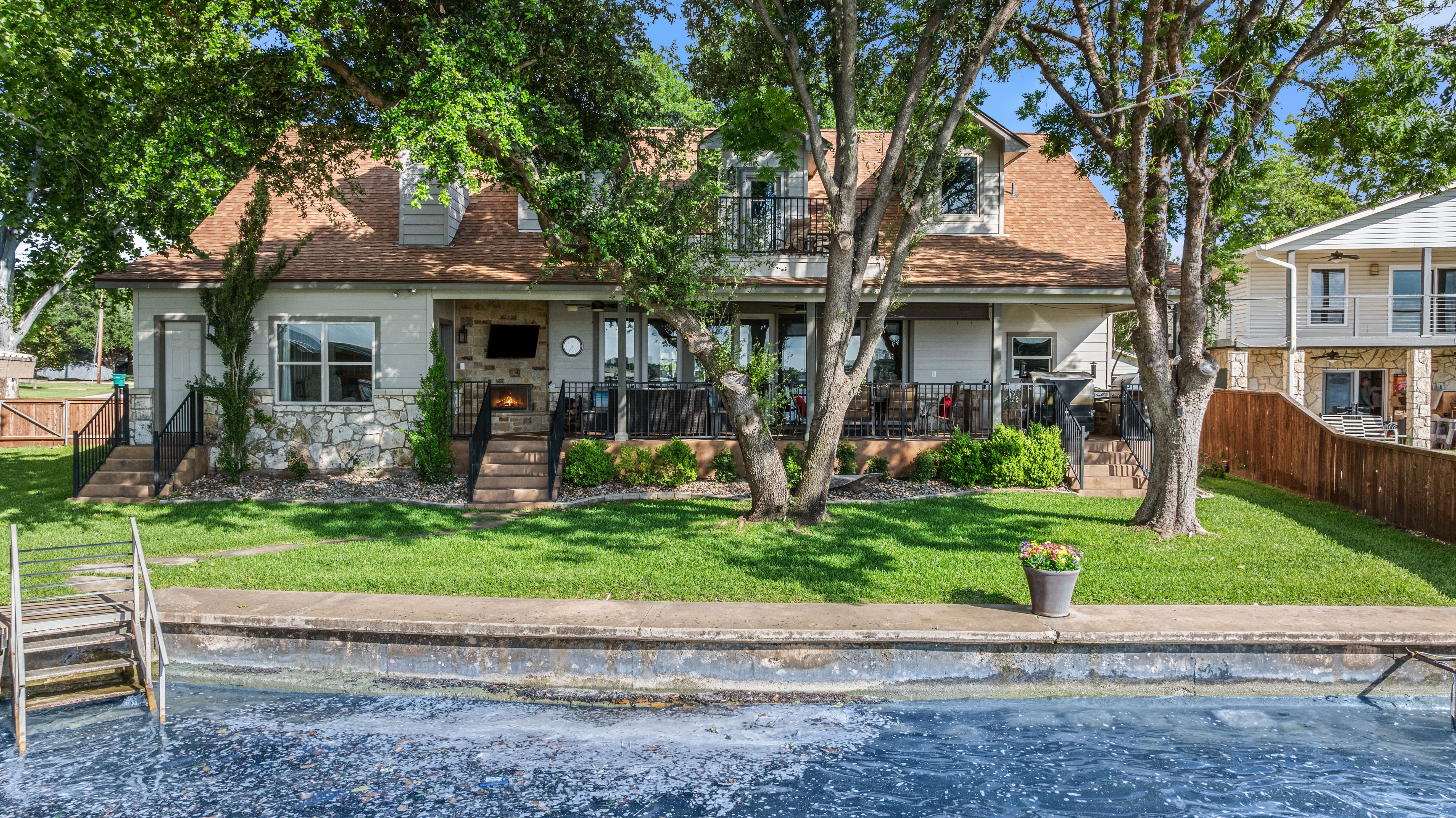  402 S. Shorewood Dr on Lake LBJ - 物件實景