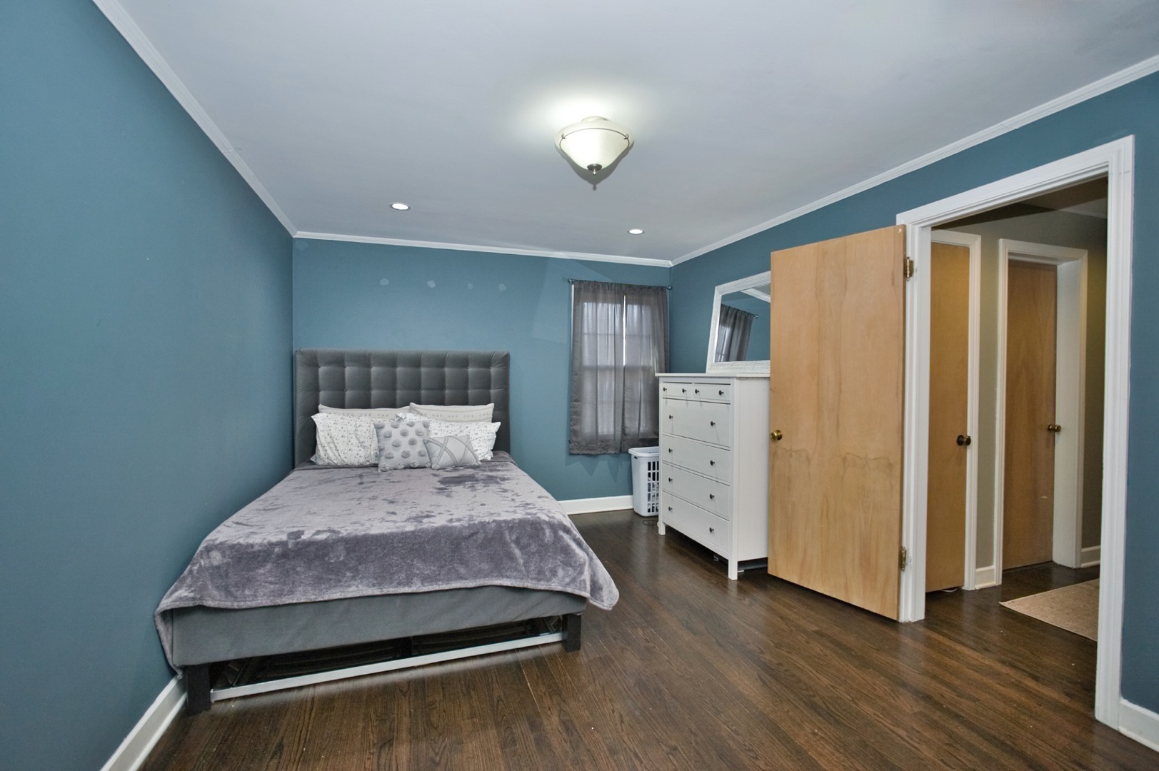 Lincolnwood, Illinois, 60712, United States, 3 Bedrooms Bedrooms, ,2 BathroomsBathrooms,Residential,For Sale,1863685