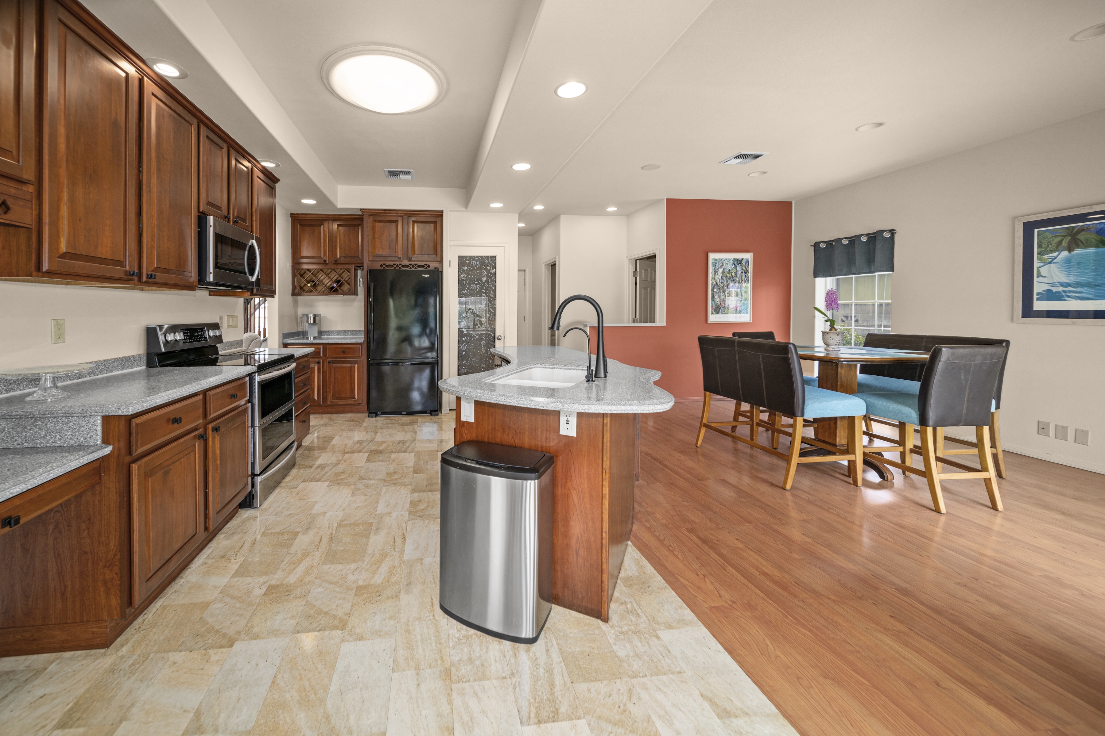  Pride of ownership explains this 4 bedroom 2.5 bath home & backyard - 物件實景